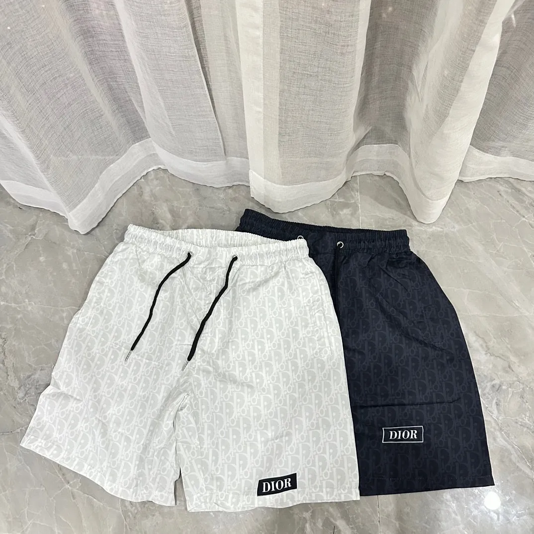 🅿️130 #V0065 [Replenishment all year round] Dior's new classic casual beach shorts. The picture is taken by mobile phone pixels. 🈚️Any ps📷📷 Classic plaid quick-drying three-quarter pants, the same style for men and women. The fabric is made of polyester fiber, which is stain-resistant and wrinkle-resistant. It is the most suitable material for going out in summer! It is guaranteed to be cool and comfortable enough at the same time. It is super stylish when worn casually. You can clearly see the texture and other things just by looking at the photos. It is not comparable to the general market materials.  In an instant, I am tempted to go on a long vacation. It has pockets on both sides and a drawstring at the waist. It is a very practical design with impeccable workmanship, details, and fit. It can be worn as casual pants or beach pants. It is a must-have for beach vacations, home leisure, gym equipment, morning running, and night running. It is both practical and functional. Color: Black White Size: M-XXXL