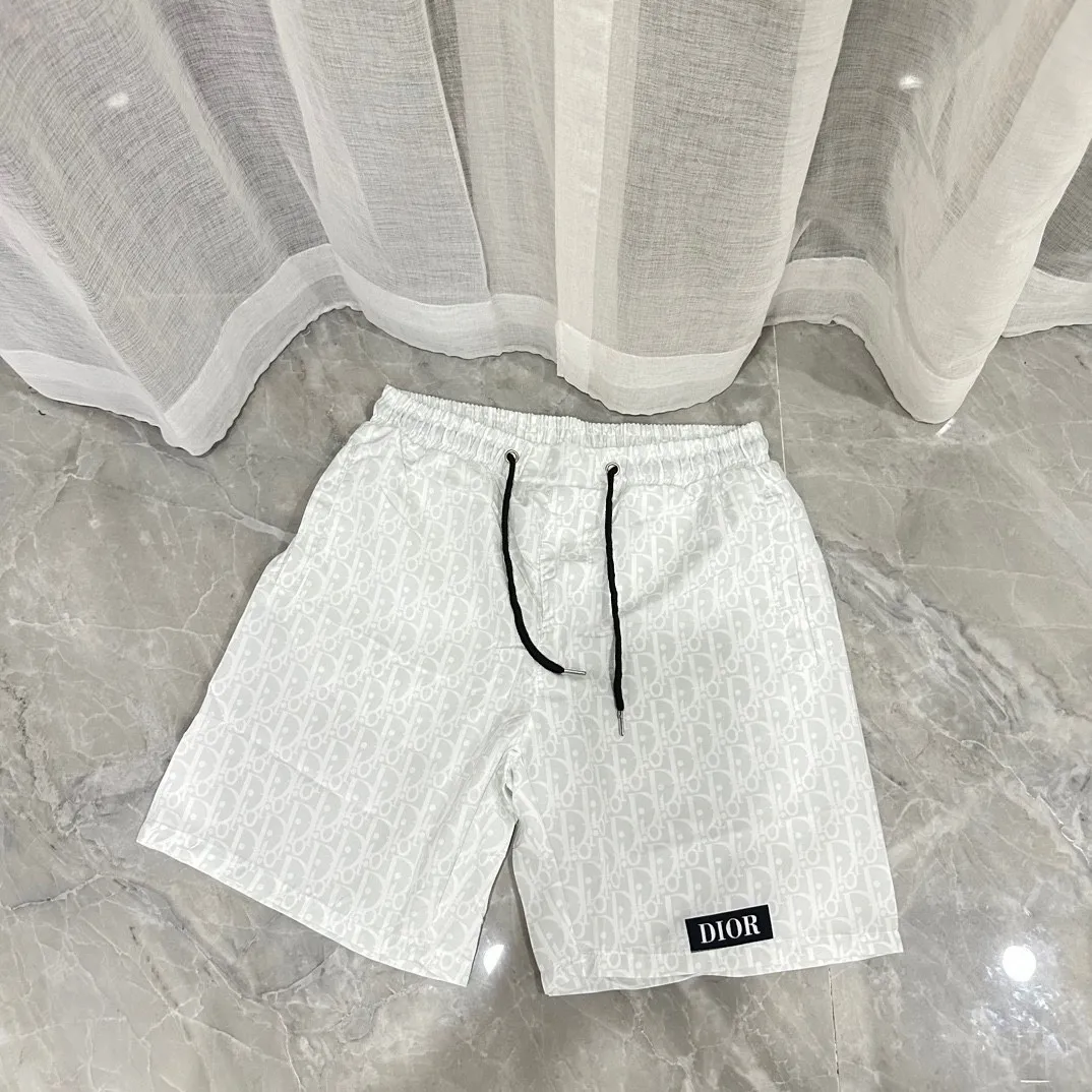 🅿️130 #V0065 [Replenishment all year round] Dior's new classic casual beach shorts. The picture is taken by mobile phone pixels. 🈚️Any ps📷📷 Classic plaid quick-drying three-quarter pants, the same style for men and women. The fabric is made of polyester fiber, which is stain-resistant and wrinkle-resistant. It is the most suitable material for going out in summer! It is guaranteed to be cool and comfortable enough at the same time. It is super stylish when worn casually. You can clearly see the texture and other things just by looking at the photos. It is not comparable to the general market materials.  In an instant, I am tempted to go on a long vacation. It has pockets on both sides and a drawstring at the waist. It is a very practical design with impeccable workmanship, details, and fit. It can be worn as casual pants or beach pants. It is a must-have for beach vacations, home leisure, gym equipment, morning running, and night running. It is both practical and functional. Color: Black White Size: M-XXXL