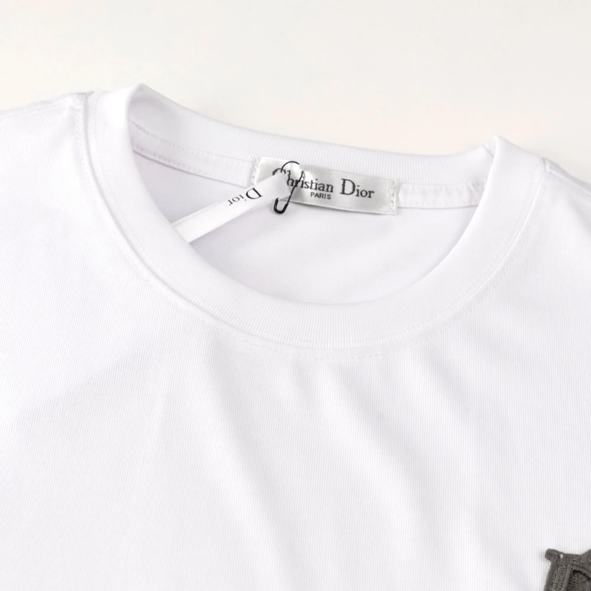 🅿️170 model number S030 Dior chest CD letter logo embroidered round neck short sleeves embroidered patch complete set of packaging with complete three labels original supporting accessories 1:1 main mark process very high-end has been pre-shrunk at high temperature and is not easy to deform after repeated washing. Pure cotton 280 grams high weight 32 double yarns no pilling no fading comfortable and breathable matching 1x1 thread in the same cylinder oversize loose version Can wear up to 220 pounds Color: white apricot Size: XS-L