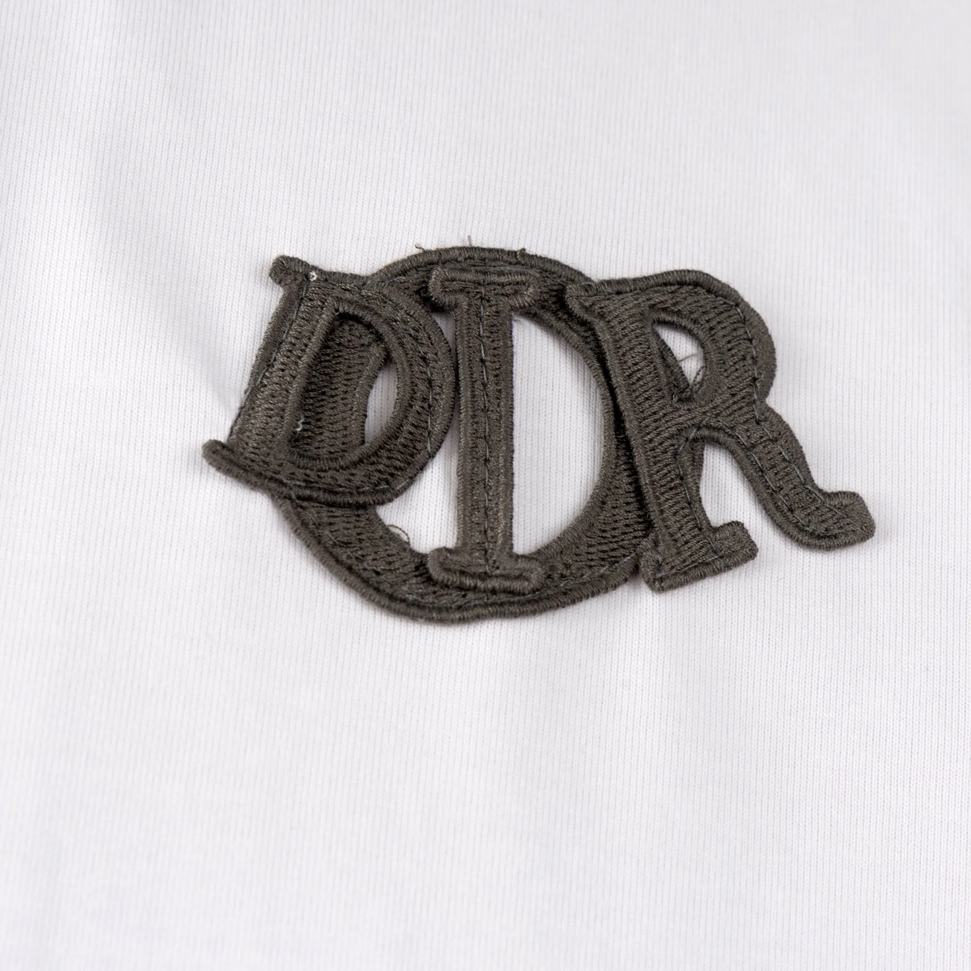 🅿️170 model number S030 Dior chest CD letter logo embroidered round neck short sleeves embroidered patch complete set of packaging with complete three labels original supporting accessories 1:1 main mark process very high-end has been pre-shrunk at high temperature and is not easy to deform after repeated washing. Pure cotton 280 grams high weight 32 double yarns no pilling no fading comfortable and breathable matching 1x1 thread in the same cylinder oversize loose version Can wear up to 220 pounds Color: white apricot Size: XS-L