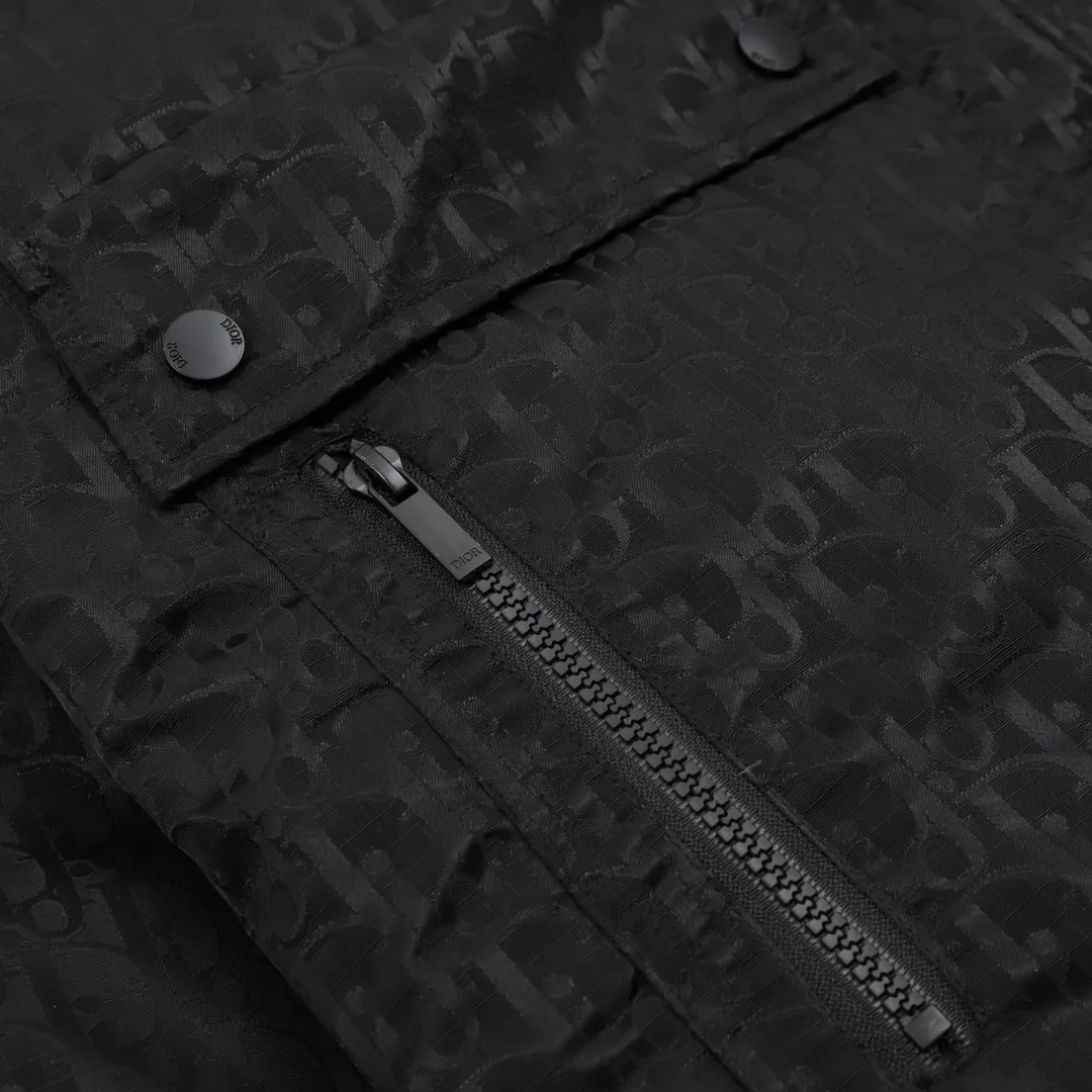🅿️760 DIOR/Dior full-print jacquard LOGO hooded down jacket. Different from the market version, the original zipper is made exclusively from the mold. It is not easy to rust after being stored for a long time after washing. The "Dior" letters on the small buttons on the pockets are clearly visible. The fabric letters are printed using a discharge printing process, which is to change the original color of the yarn to white and gray. It is not the so-called printed or jacquard fabric on the market. The texture of the fabric is thick and stiff, and it is not the soft and thin material on the market. Pay attention to the distinction. The characteristics of the fabric are not easy to wrinkle. The dyeing yarn 100% restores the original color. An exclusive blockbuster item! Size：XS-L