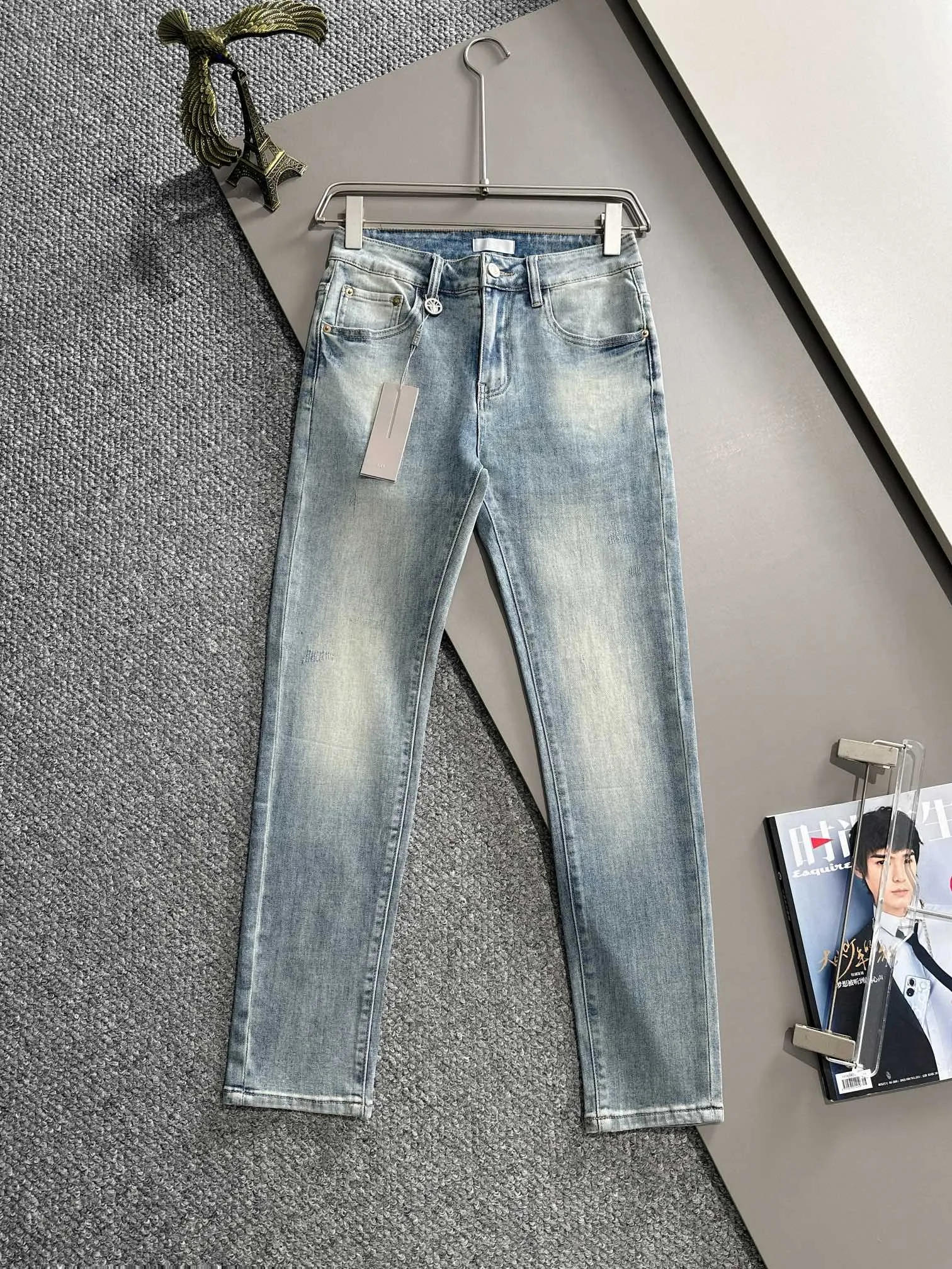 🅿️360 Dior's new 2025 summer slim-fit jeans trousers are woven from imported Japanese Denim plain cotton denim fabrics. They are complete with three standards, simple yet elegant, soft, delicate and comfortable, and the upper body is versatile and fashionable! Light luxury, a must-have item for daily commuting! Code number: 28-38 (please state your height and weight when placing an order)