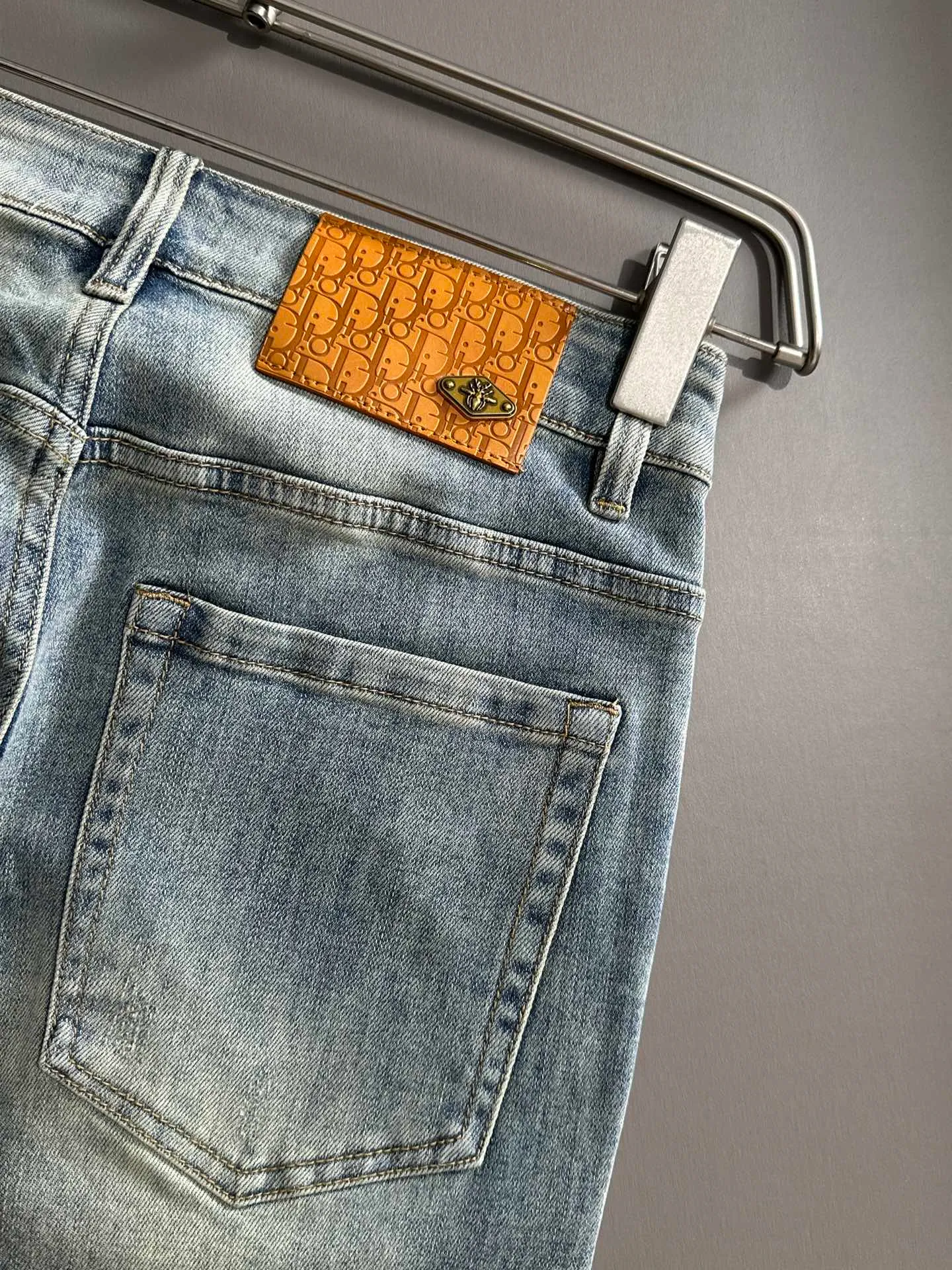 🅿️360 Dior's new 2025 summer slim-fit jeans trousers are woven from imported Japanese Denim plain cotton denim fabrics. They are complete with three standards, simple yet elegant, soft, delicate and comfortable, and the upper body is versatile and fashionable! Light luxury, a must-have item for daily commuting! Code number: 28-38 (please state your height and weight when placing an order)