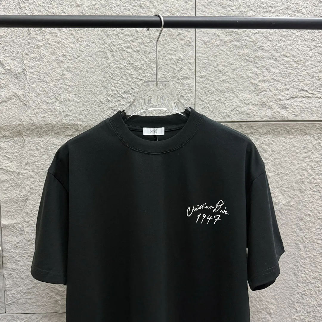 🅿️180 Dio*Dior* 2025 spring and summer style Classic letters 1947 embroidered personalized logo Customized double yarn plain cotton fabric Short-sleeved T-shirt Unisex Size: S (90-130 catties) M (120-150 catties) L (140-165 catties) XL (160-180 catties) XXL (180-210 pounds) Color: black white