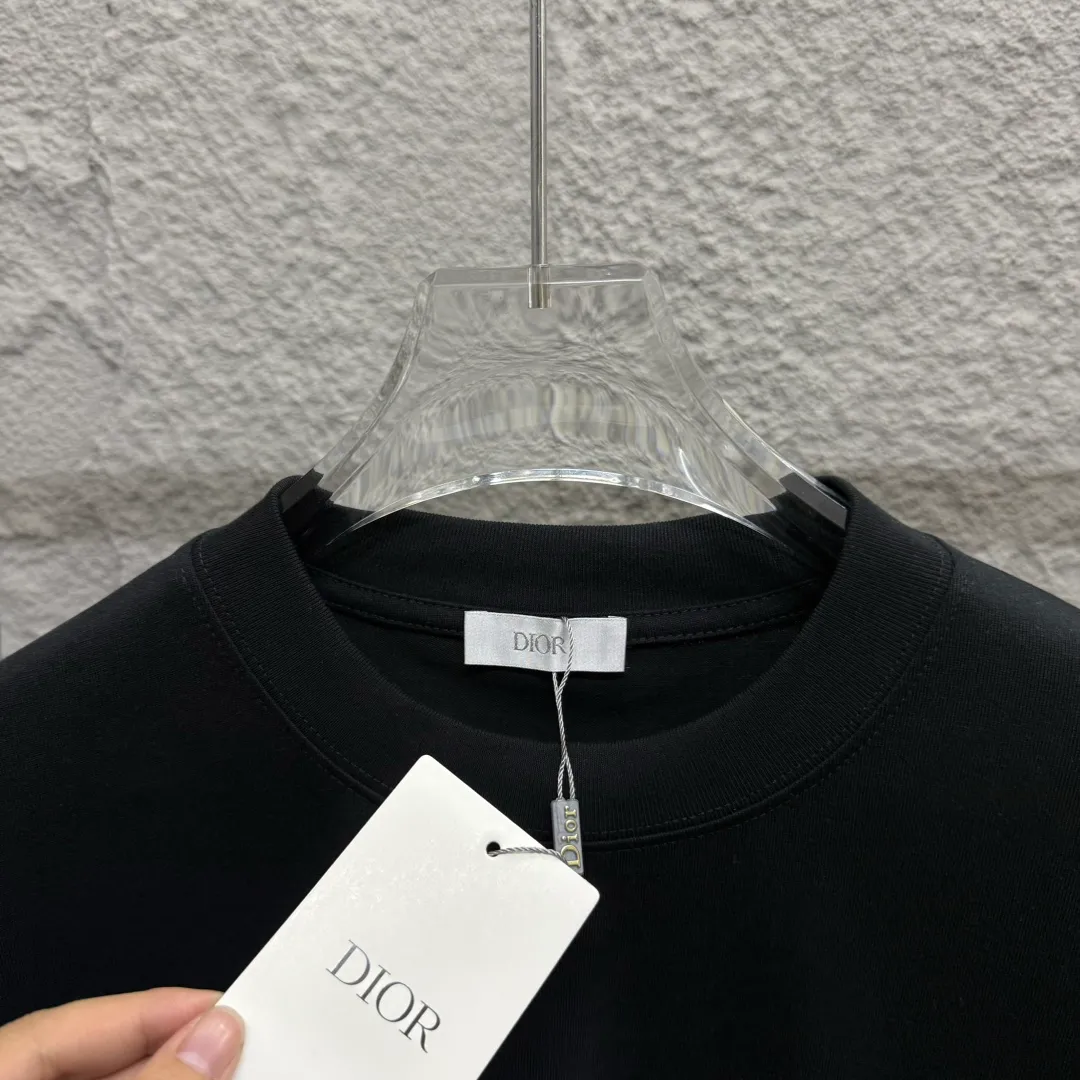 🅿️180 Dio*Dior* 2025 spring and summer style Classic letters 1947 embroidered personalized logo Customized double yarn plain cotton fabric Short-sleeved T-shirt Unisex Size: S (90-130 catties) M (120-150 catties) L (140-165 catties) XL (160-180 catties) XXL (180-210 pounds) Color: black white