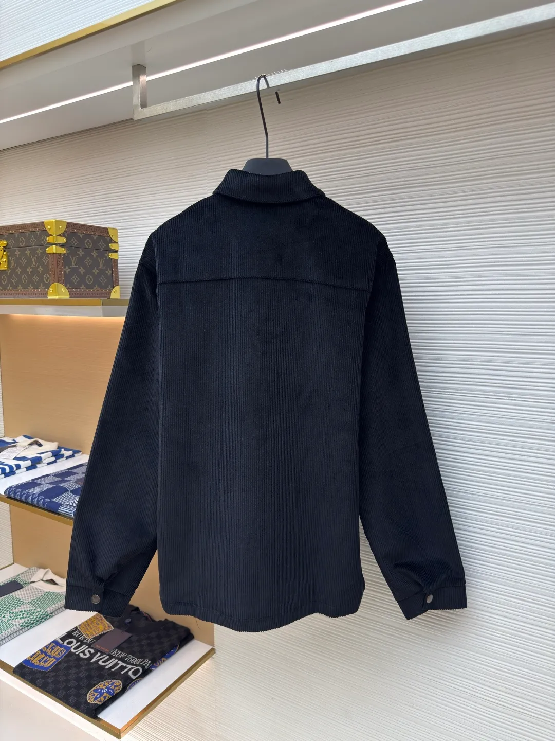 Prada corduroy jacket ●Authentic product: purchased and developed at 16700 ●Item number: 1680051-B70 ●Fabric: corduroy fabric ●Technology: made on positioning cutting machine ●Version: fitted version ●Weight: about 885 grams ●Size: XS-S-M-L ●Description: Made of 100% cotton 8*8 corduroy fabric, dyed with reactive dyes, the color fastness is all solid black, matched with 75D twill nylon lining, the pocket chapter is made of microfiber leather, the aluminum alloy material is embossed with three-dimensional letters on a lathe, and later hand-dotted with black piano paint to seal the glaze. The overall wiring is straight and delicate, the fabric is comfortable and soft, and the color is consistent without color difference. It can be matched with the same style to create a fashionable look and control various occasions. Customized accessories, complete with three standards, same style for men and women!