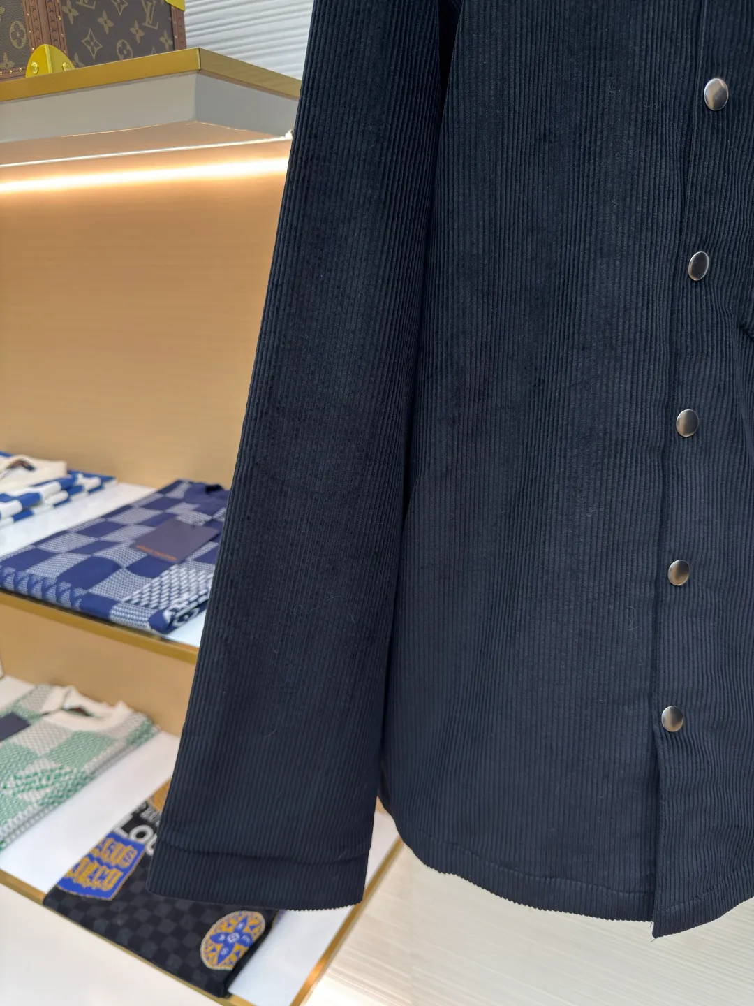 Prada corduroy jacket ●Authentic product: purchased and developed at 16700 ●Item number: 1680051-B70 ●Fabric: corduroy fabric ●Technology: made on positioning cutting machine ●Version: fitted version ●Weight: about 885 grams ●Size: XS-S-M-L ●Description: Made of 100% cotton 8*8 corduroy fabric, dyed with reactive dyes, the color fastness is all solid black, matched with 75D twill nylon lining, the pocket chapter is made of microfiber leather, the aluminum alloy material is embossed with three-dimensional letters on a lathe, and later hand-dotted with black piano paint to seal the glaze. The overall wiring is straight and delicate, the fabric is comfortable and soft, and the color is consistent without color difference. It can be matched with the same style to create a fashionable look and control various occasions. Customized accessories, complete with three standards, same style for men and women!