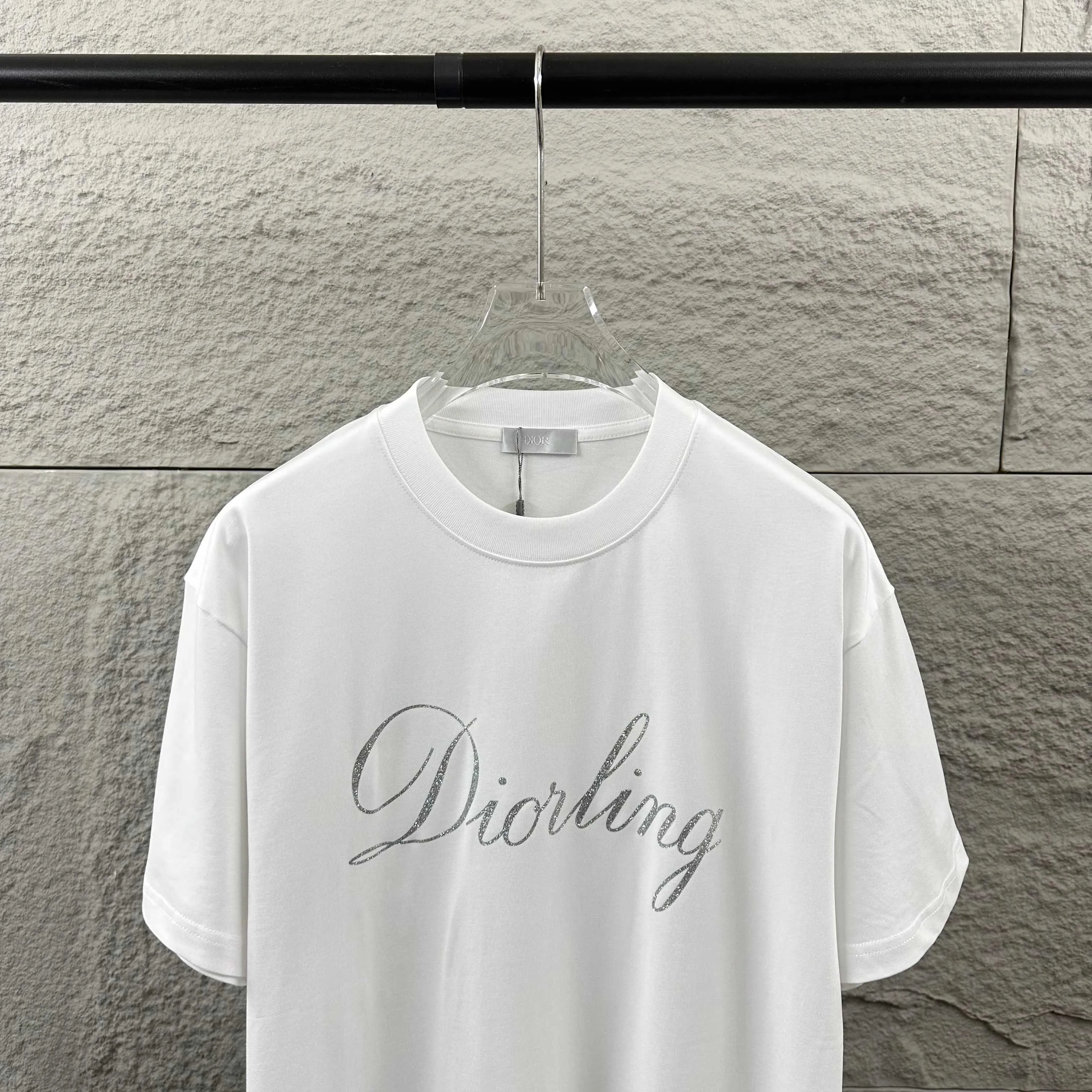 🅿️180 Dio* Christian Dior 2025 spring and summer new style Classic letters with fine glitter silver three-dimensional silicone technology Simple and elegant Customized double yarn plain cotton fabric Short-sleeved T-shirt Unisex Color: Black White Size: S (90-130 catties) M (120-150 catties) L (140-165 catties) XL (160-180 catties) XXL (180-210 pounds)