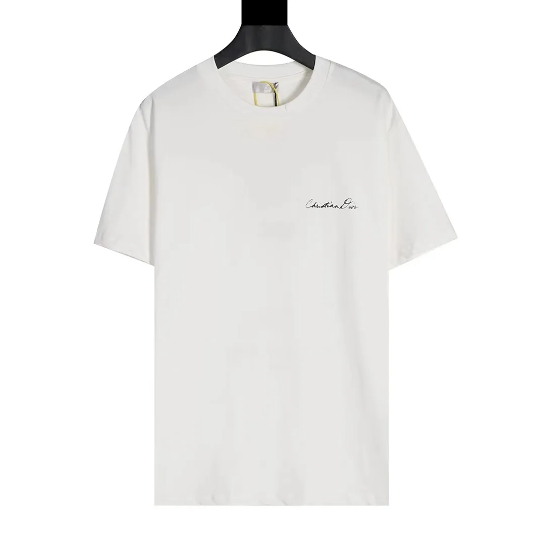 🅿️180 CD New lily of the valley loose-fitting short-sleeved fabric: 24S special woven compact cotton fabric 260g Rib: 40S double yarn rib; 280g This T-shirt is decorated with a delicate lily of the valley flower print, paying tribute to the beauty of the plant. Crafted from white cotton-jersey, it features a handwritten Christian Dior signature print on the chest. Easily create a casual look.  It is woven with 24-count special compact cotton yarn. The weaving process requires high standards and requires the use of advanced looms and high-quality raw materials. Specially woven compact cotton has many advantages, such as softness and comfort, good breathability, strong wrinkle resistance, good durability, etc.; it has a tighter, softer and more delicate texture and feel.  In the nylon solid slurry penetration printing process, you first need to apply nylon solid slurry on the pattern, and then make the slurry penetrate into the fabric through hot pressing or drying. During the penetration process, the slurry will chemically react with the fabric fibers to form a strong adhesion layer, making the pattern more vivid and full. Size: XS S M L