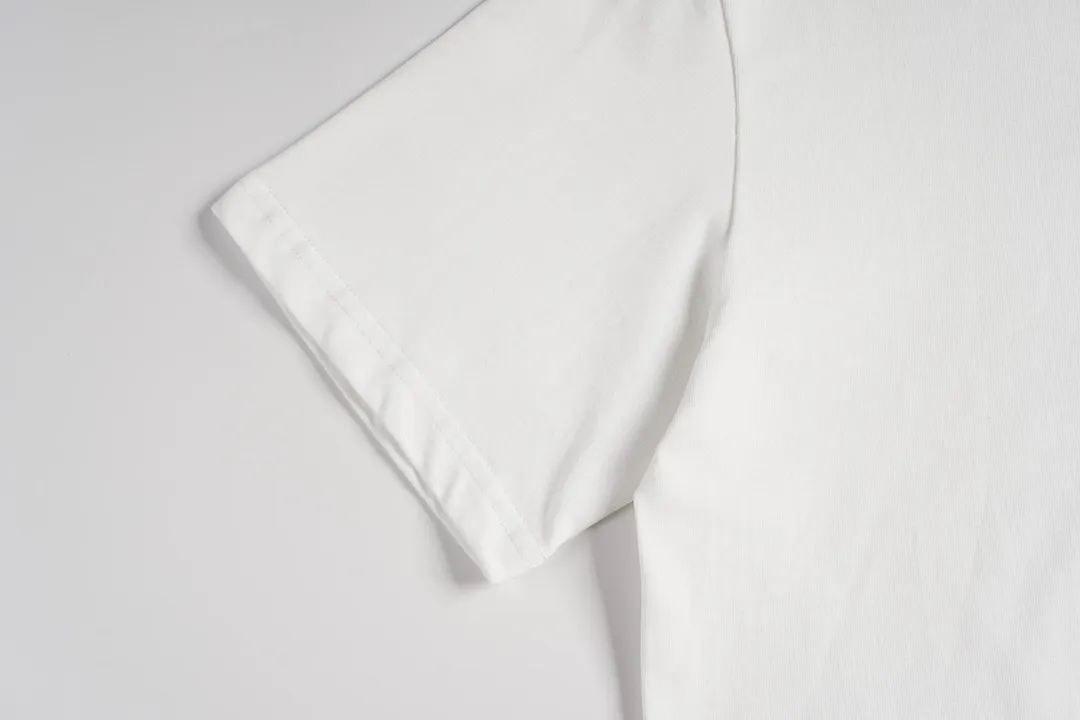 🅿️180 CD New lily of the valley loose-fitting short-sleeved fabric: 24S special woven compact cotton fabric 260g Rib: 40S double yarn rib; 280g This T-shirt is decorated with a delicate lily of the valley flower print, paying tribute to the beauty of the plant. Crafted from white cotton-jersey, it features a handwritten Christian Dior signature print on the chest. Easily create a casual look.  It is woven with 24-count special compact cotton yarn. The weaving process requires high standards and requires the use of advanced looms and high-quality raw materials. Specially woven compact cotton has many advantages, such as softness and comfort, good breathability, strong wrinkle resistance, good durability, etc.; it has a tighter, softer and more delicate texture and feel.  In the nylon solid slurry penetration printing process, you first need to apply nylon solid slurry on the pattern, and then make the slurry penetrate into the fabric through hot pressing or drying. During the penetration process, the slurry will chemically react with the fabric fibers to form a strong adhesion layer, making the pattern more vivid and full. Size: XS S M L