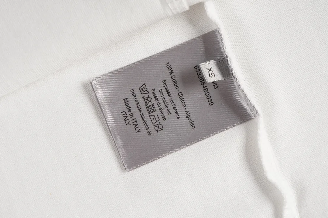 🅿️180 CD New lily of the valley loose-fitting short-sleeved fabric: 24S special woven compact cotton fabric 260g Rib: 40S double yarn rib; 280g This T-shirt is decorated with a delicate lily of the valley flower print, paying tribute to the beauty of the plant. Crafted from white cotton-jersey, it features a handwritten Christian Dior signature print on the chest. Easily create a casual look.  It is woven with 24-count special compact cotton yarn. The weaving process requires high standards and requires the use of advanced looms and high-quality raw materials. Specially woven compact cotton has many advantages, such as softness and comfort, good breathability, strong wrinkle resistance, good durability, etc.; it has a tighter, softer and more delicate texture and feel.  In the nylon solid slurry penetration printing process, you first need to apply nylon solid slurry on the pattern, and then make the slurry penetrate into the fabric through hot pressing or drying. During the penetration process, the slurry will chemically react with the fabric fibers to form a strong adhesion layer, making the pattern more vivid and full. Size: XS S M L