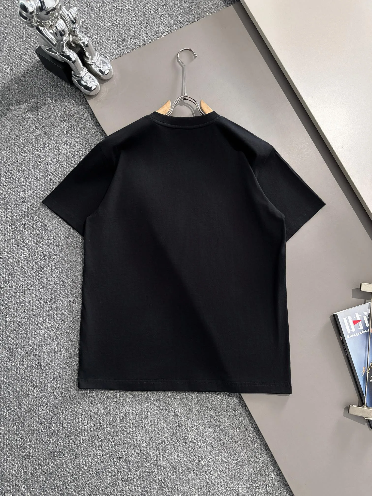 🅿️170 (arrives the next day) Dior 2025 new style woven embroidered letter logo, same style for men and women, short-sleeved T-shirt ·Customized 260g 100% double yarn pure cotton fabric ·Dyeing 32 counts double-strand thread ·Collar label, hangtag, main mark and three labels complete Color: black Size: XS S M L