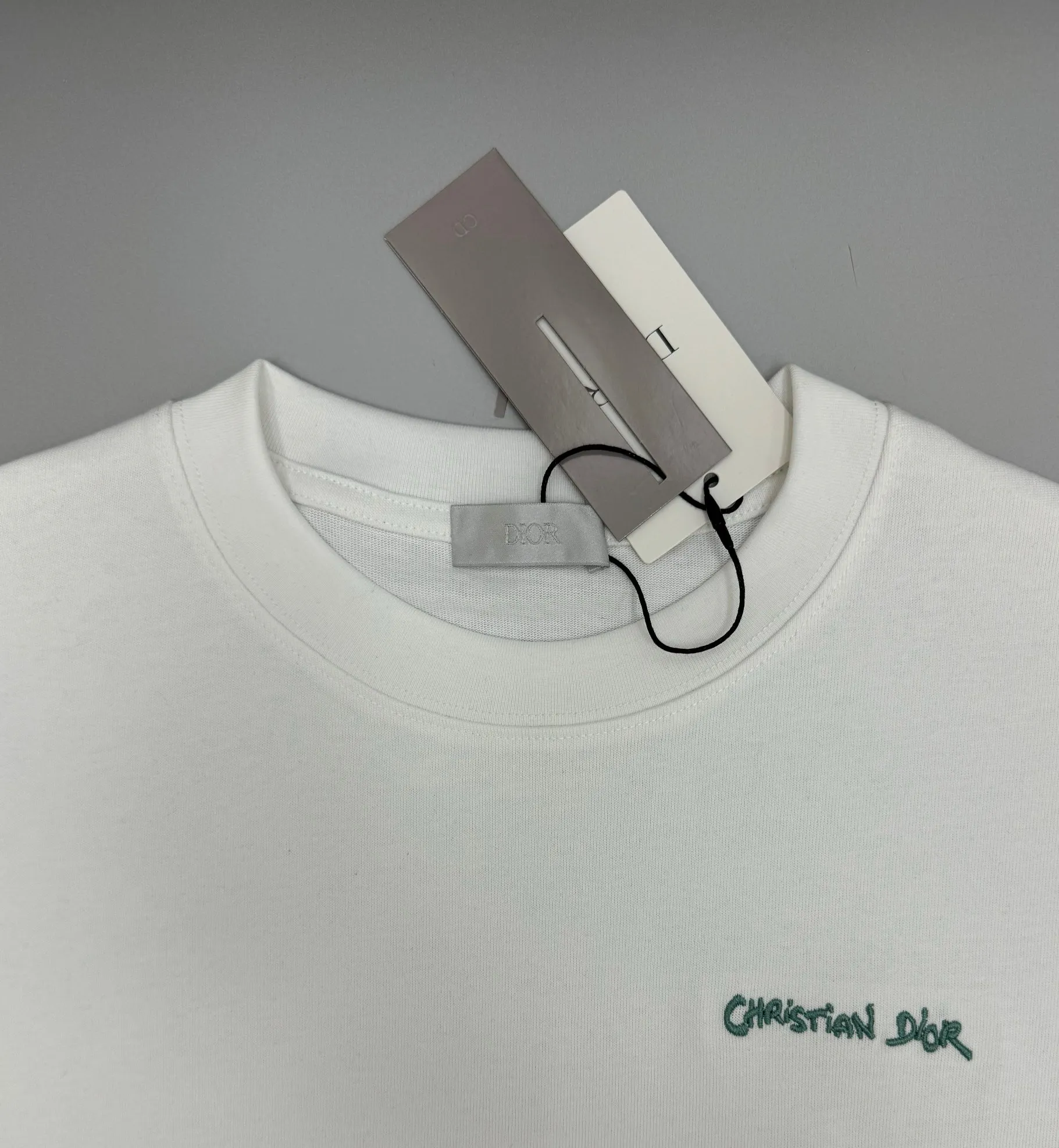 🅿️210 (top version, differentiated currency) will not be taken off the shelves all year round, sell with confidence Style: Dior/DIO.R short-sleeved T-shirt Fabric: 300g heavy double yarn 100% cotton Rib: 320g heavy Sorona 1*1 trendy brand Craftsmanship: imported machine embroidered logo Color: white black floral gray Size: XS S M L No gender distinction, the same style for men and women