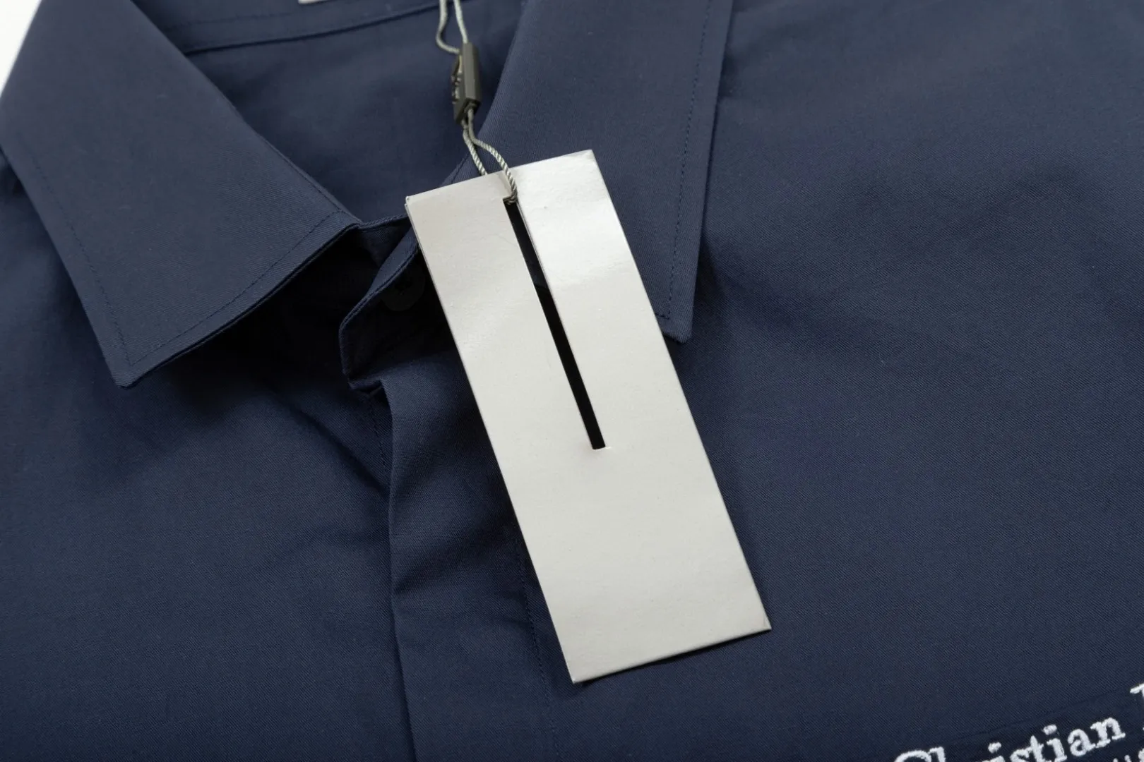🅿️286 DIOR 🔥The most popular style is coming. Simple and versatile pocket letter logo slogan embroidered long-sleeved shirt. 2024ss official website new long-sleeved shirt, exquisite embroidered logo. High-end version, in-store customized fabric. Highly breathable and comfortable, exquisitely crafted, with impeccable detail processing. ✅Customized logo engraved buttons, complete with three labels. Brand element design concept reflects high quality. It feels delicate and soft! It presents a casual cut and the upper body shape is great! 🐉Code number: M-XXL