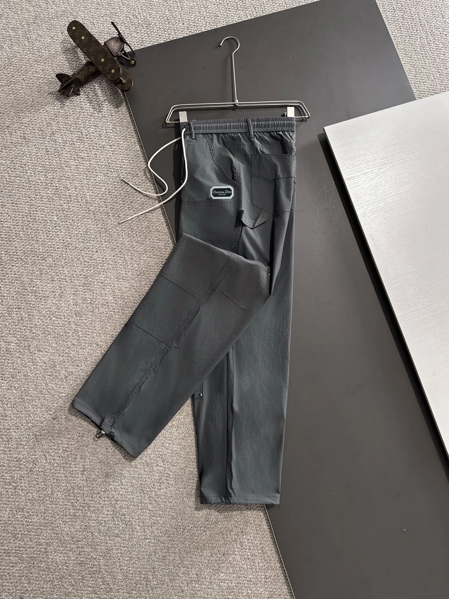 🅿️380 next day shipping Dior 2025 spring and summer new elastic band casual pants, thin counter custom fabrics, high breathability and comfort, impeccable details, brand element design concept, reflecting high quality. It feels delicate and soft! It presents a casual cut and the upper body shape is great! Size: M-4XL