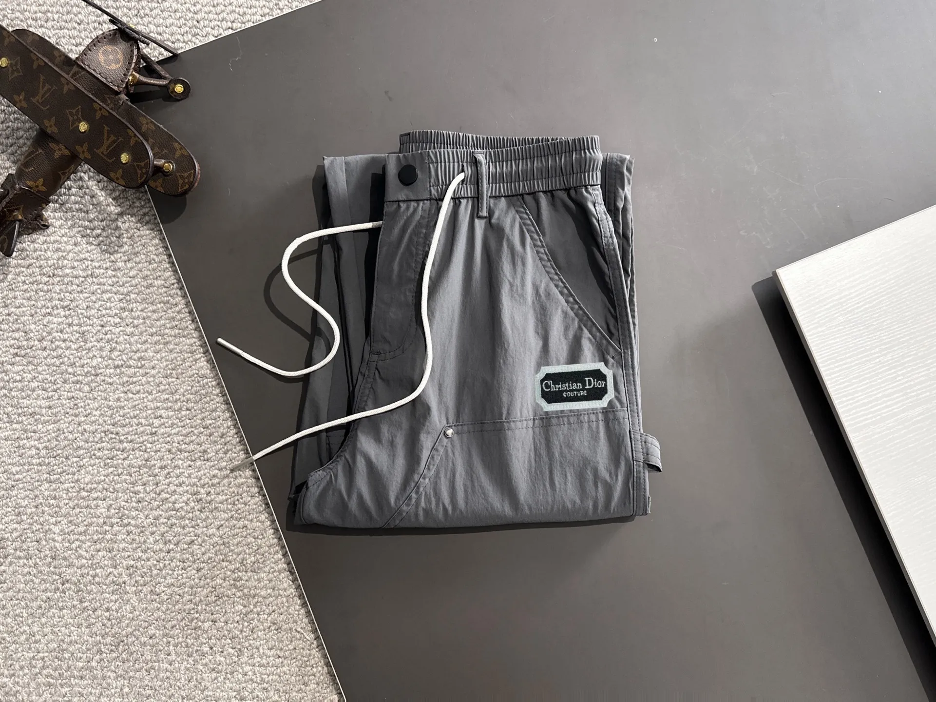 🅿️380 next day shipping Dior 2025 spring and summer new elastic band casual pants, thin counter custom fabrics, high breathability and comfort, impeccable details, brand element design concept, reflecting high quality. It feels delicate and soft! It presents a casual cut and the upper body shape is great! Size: M-4XL