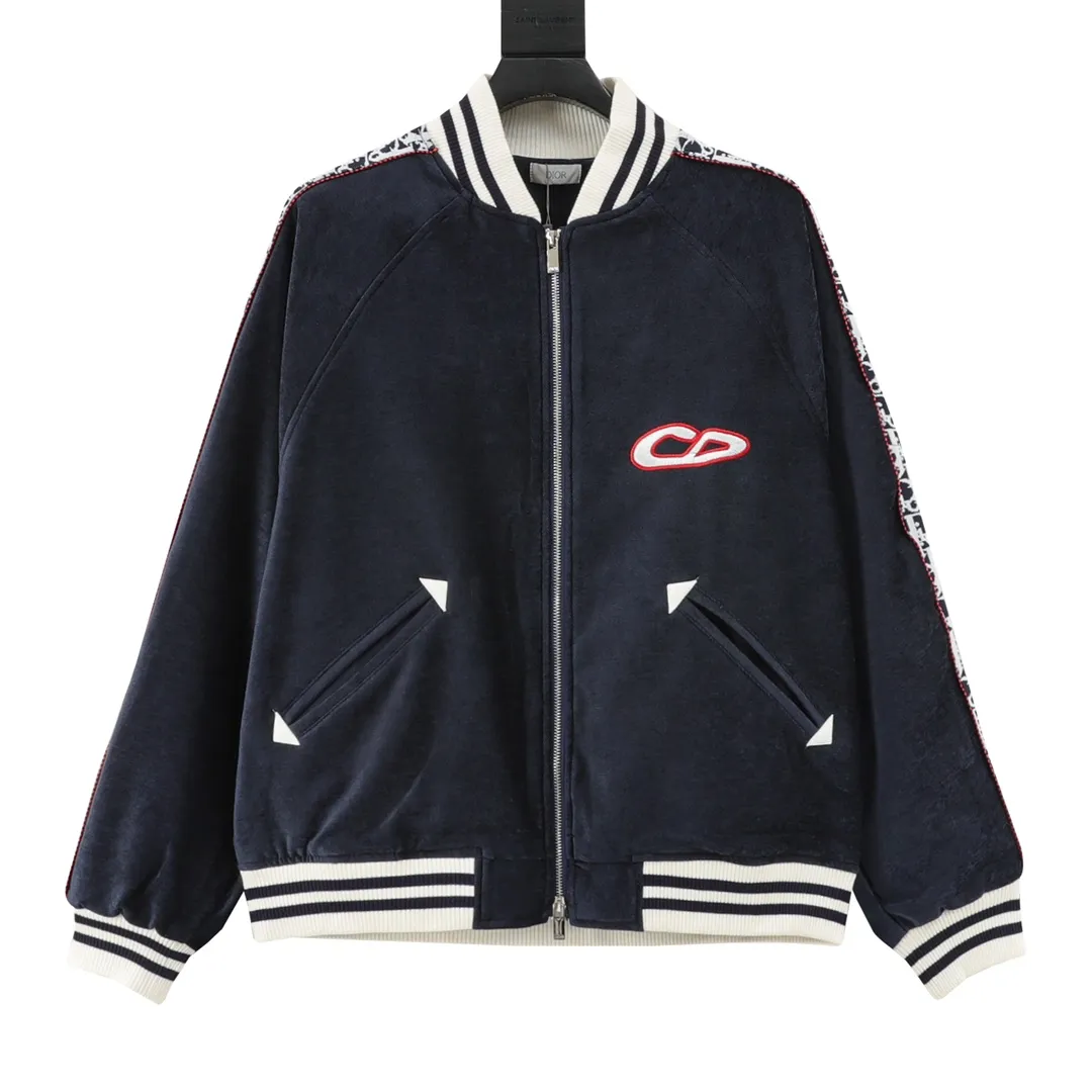 🅿️570 DIOR Conceived by menswear creative director Kim Jones in collaboration with contemporary artist KAWS, this collection combines classic elements with KAWS’s unique style and is filled with cheerful fashion energy. Highlights from the collection include the redesigned "" logo, which is depicted as the outline of a majestic snake that snakes between the letters to outline this iconic symbol. The entire series is expected to be officially launched on January 2, 2025, bringing another exciting shopping opportunity to consumers looking forward to unique designs and limited edition items. Size: XS-L