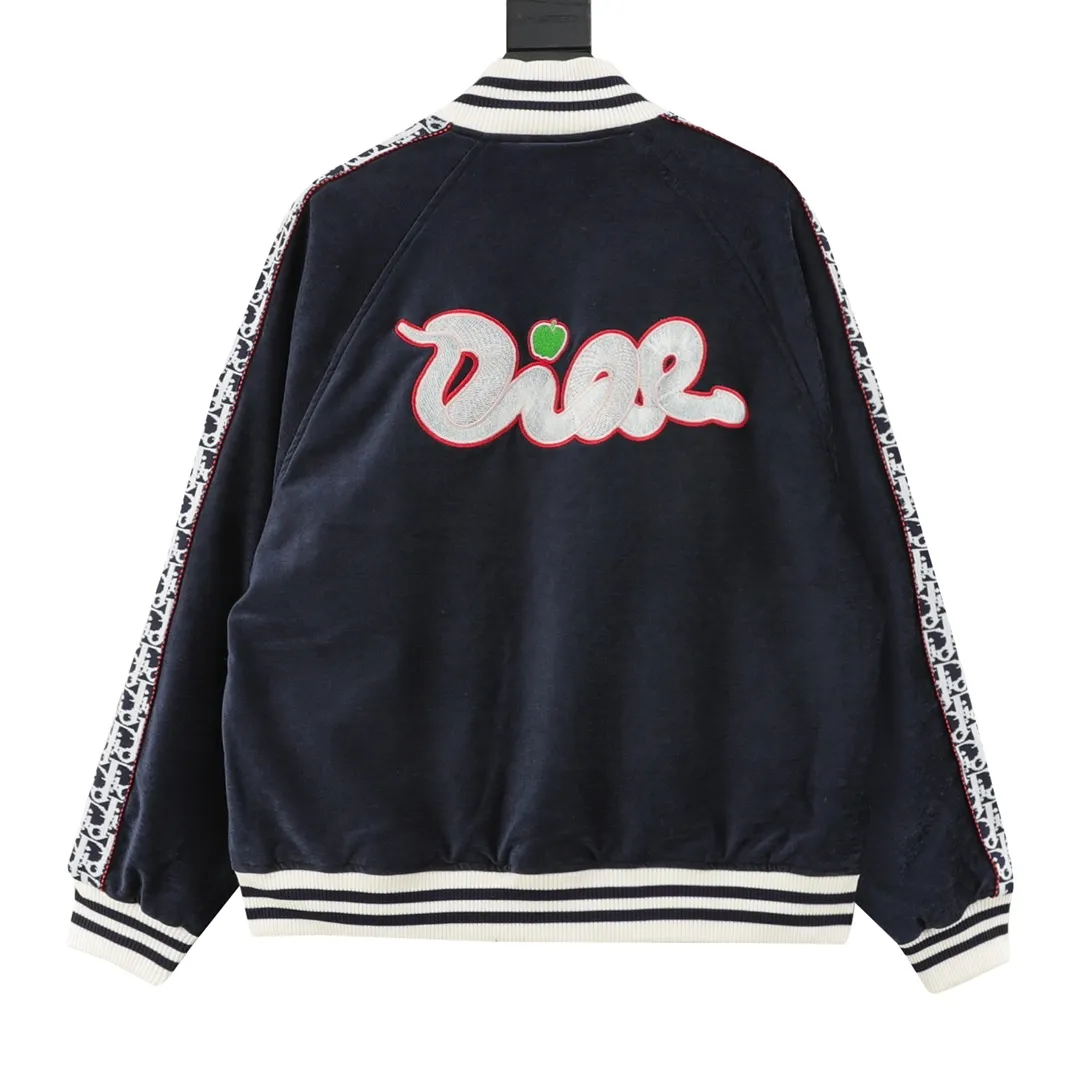 🅿️570 DIOR Conceived by menswear creative director Kim Jones in collaboration with contemporary artist KAWS, this collection combines classic elements with KAWS’s unique style and is filled with cheerful fashion energy. Highlights from the collection include the redesigned "" logo, which is depicted as the outline of a majestic snake that snakes between the letters to outline this iconic symbol. The entire series is expected to be officially launched on January 2, 2025, bringing another exciting shopping opportunity to consumers looking forward to unique designs and limited edition items. Size: XS-L