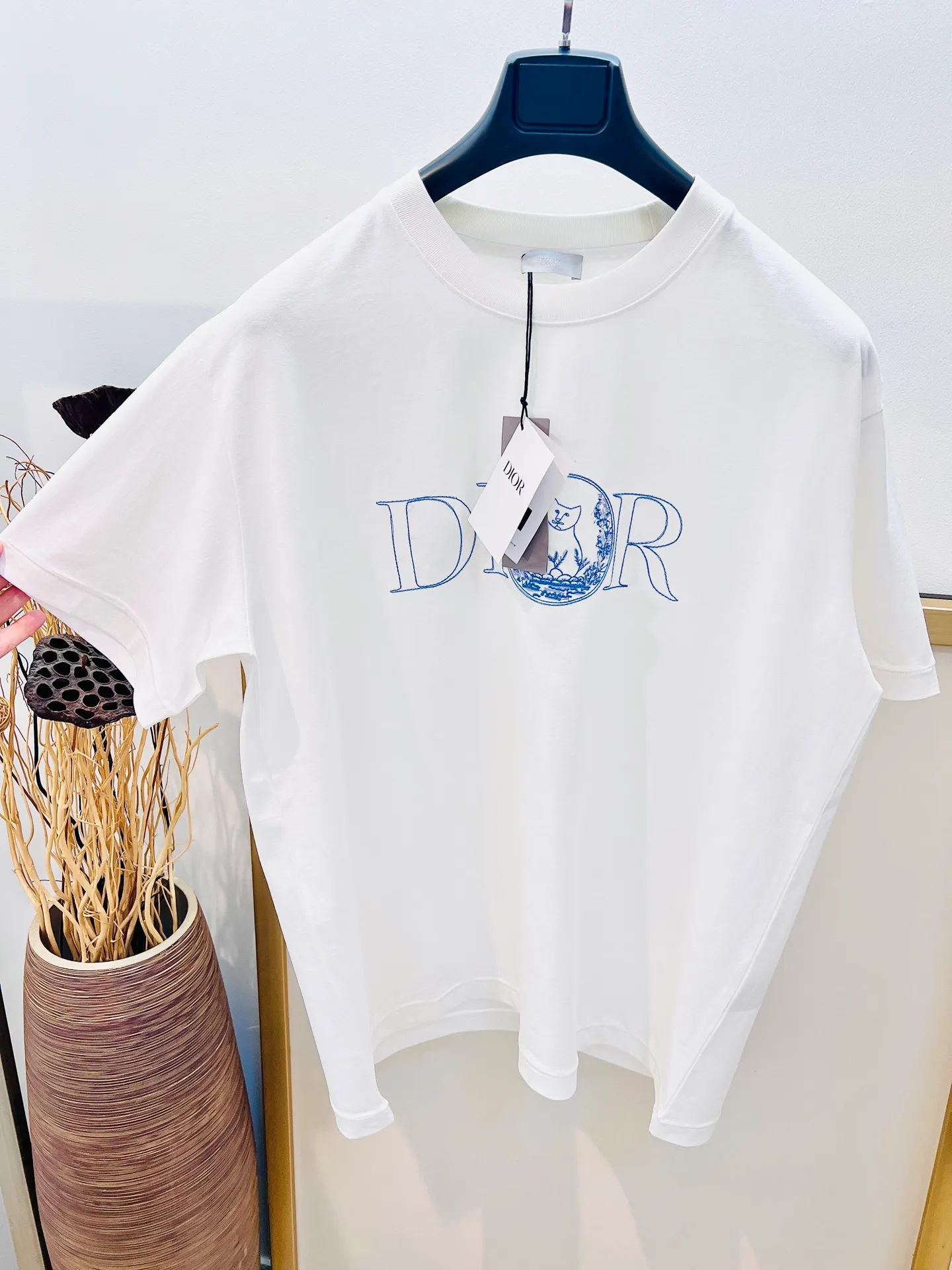 🅿️230 🌈Size: s/m/l/xl / White Unisex 1977364858081 Dio* Dior 2025FW Spring and Summer Series This T-shirt displays the logo from this season’s DIO* AND HYLTON NEL joint series. Crafted from cotton jersey, it has a classic silhouette with a ribbed crew neck and embroidery on the chest for added style. Cut for a relaxed fit, wear it with track pants or jeans. ⚠️Washing method: Dry clean or fast machine wash in cold water wrapped inside out laundry bag! !