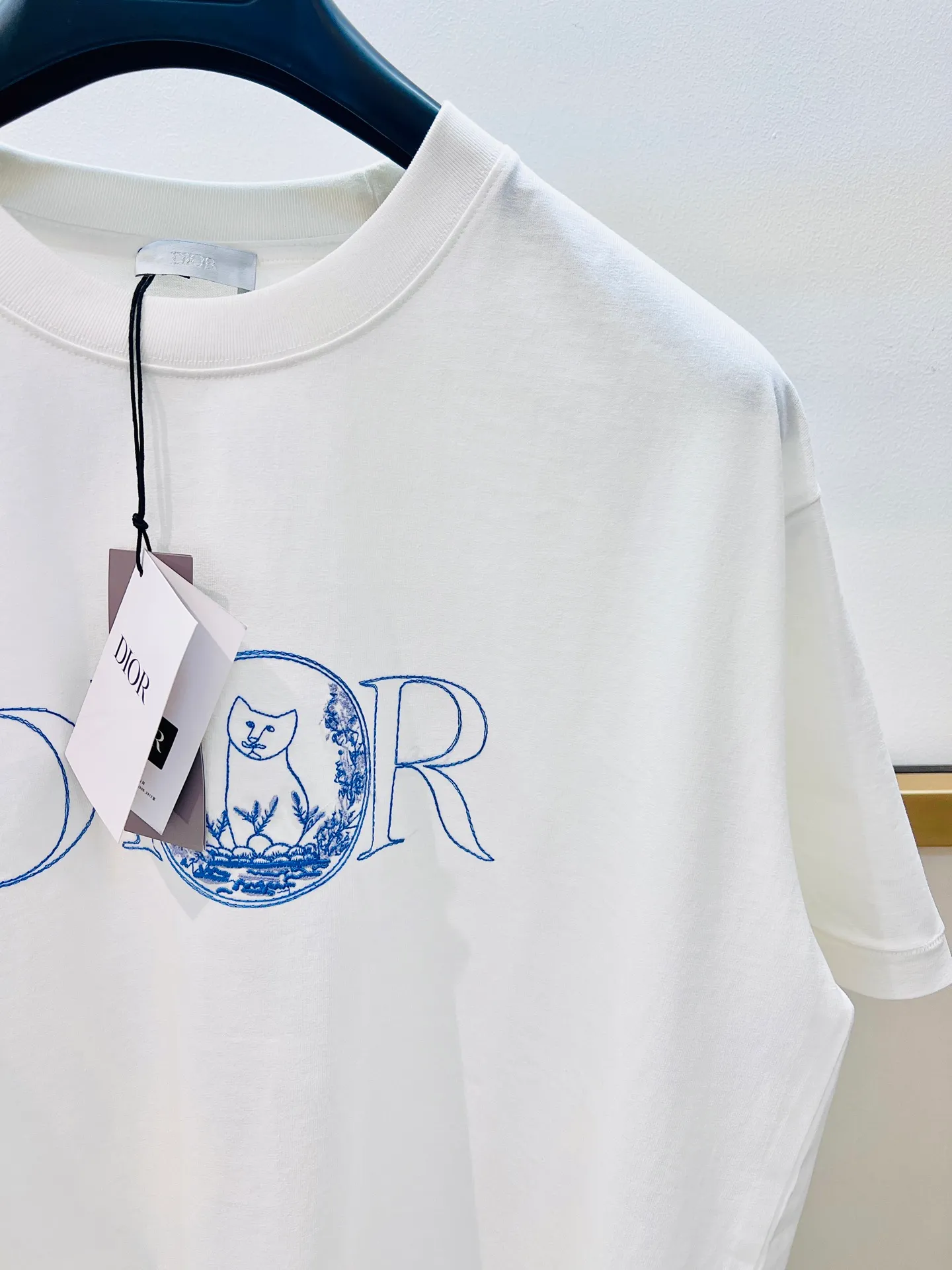 🅿️230 🌈Size: s/m/l/xl / White Unisex 1977364858081 Dio* Dior 2025FW Spring and Summer Series This T-shirt displays the logo from this season’s DIO* AND HYLTON NEL joint series. Crafted from cotton jersey, it has a classic silhouette with a ribbed crew neck and embroidery on the chest for added style. Cut for a relaxed fit, wear it with track pants or jeans. ⚠️Washing method: Dry clean or fast machine wash in cold water wrapped inside out laundry bag! !