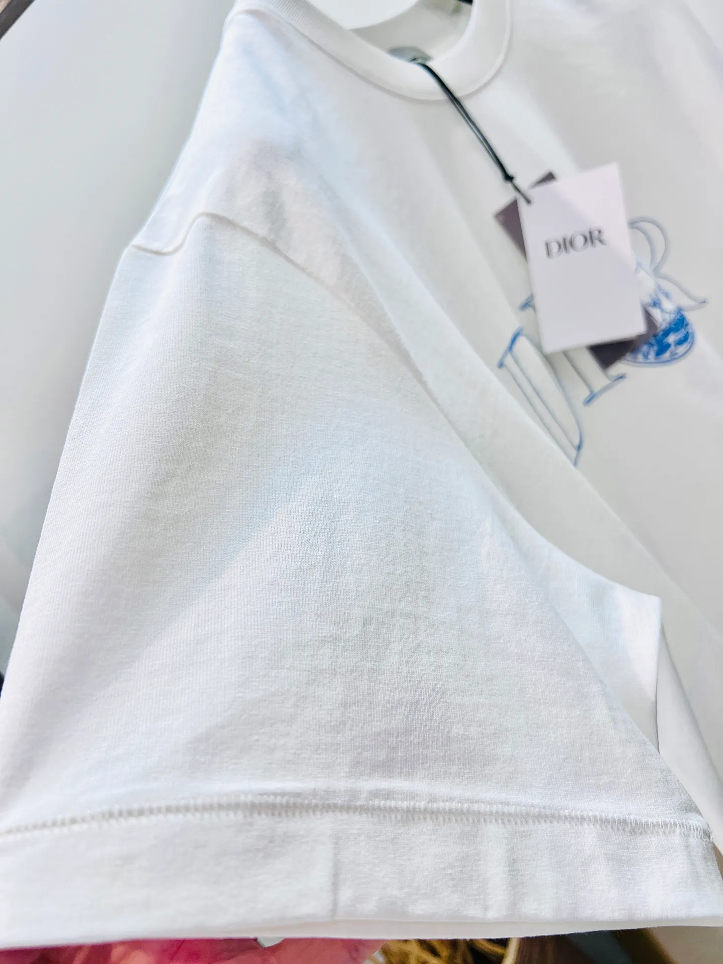 🅿️230 🌈Size: s/m/l/xl / White Unisex 1977364858081 Dio* Dior 2025FW Spring and Summer Series This T-shirt displays the logo from this season’s DIO* AND HYLTON NEL joint series. Crafted from cotton jersey, it has a classic silhouette with a ribbed crew neck and embroidery on the chest for added style. Cut for a relaxed fit, wear it with track pants or jeans. ⚠️Washing method: Dry clean or fast machine wash in cold water wrapped inside out laundry bag! !