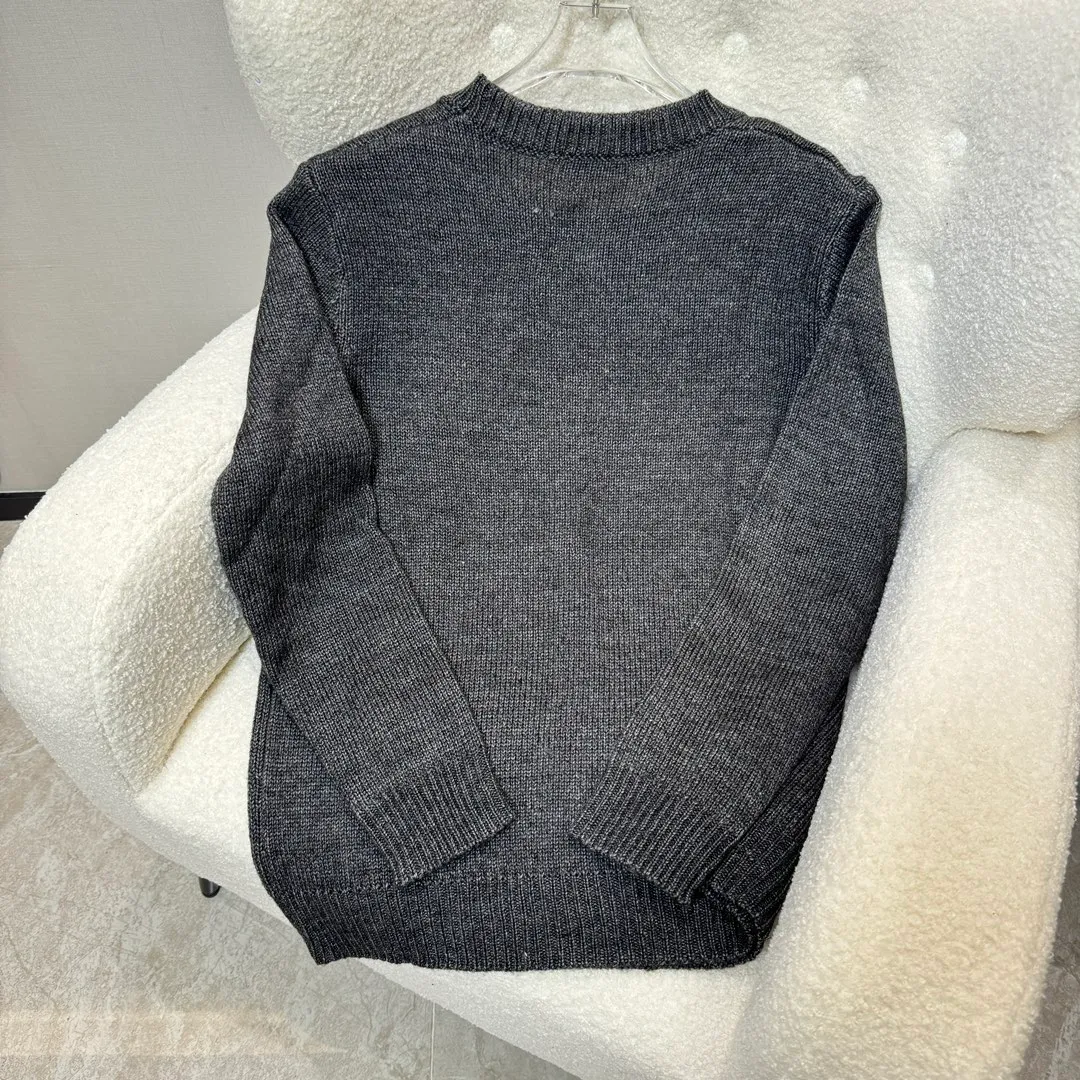 🅿️320 DIOR Dior 2024fw new autumn and winter knitted pullover with "for my read frunds" logo embroidery on the chest "Dior new | luxury texture. Each piece of clothing is made of top craftsmanship and selected fabrics, showing a low-key yet luxurious texture, allowing you to show elegance in any occasion. Luxurious texture, interpreting the style of a modern gentleman" perfectly blends classics and innovation to create high-end fashion exclusive for modern men. Each piece of clothing is made of top-notch craftsmanship and selected fabrics. It presents a low-key yet luxurious texture, allowing you to show elegance in any occasion. Innovative design breaks traditional boundaries and presents a new tailoring silhouette that combines classic and modern elements. It can be easily worn in multiple scenes. Luxurious details and high-grade fabrics bring you the ultimate comfort and taste. Whether it is a business meeting or a city trip, it is a fashion choice you cannot miss. Wear Dior to show your confidence and style, making every appearance exude unique charm.