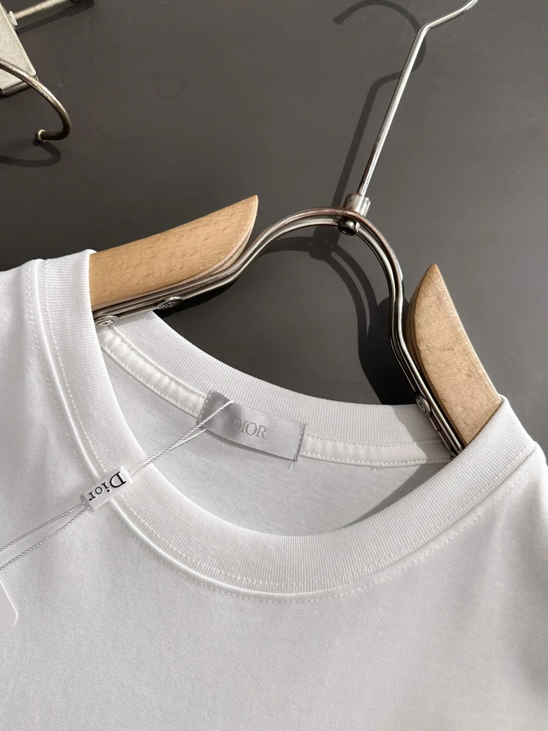 🅿️180 Dior 2025SS latest round neck fashionable short-sleeved T-shirt in spring and summer, synchronized with the official website, pure cotton fabric at the counter! Comfortable against the skin, durable and easy to wear, classic and simple logo design, meticulous original craftsmanship, a must-have item for handsome men, size S-XXL