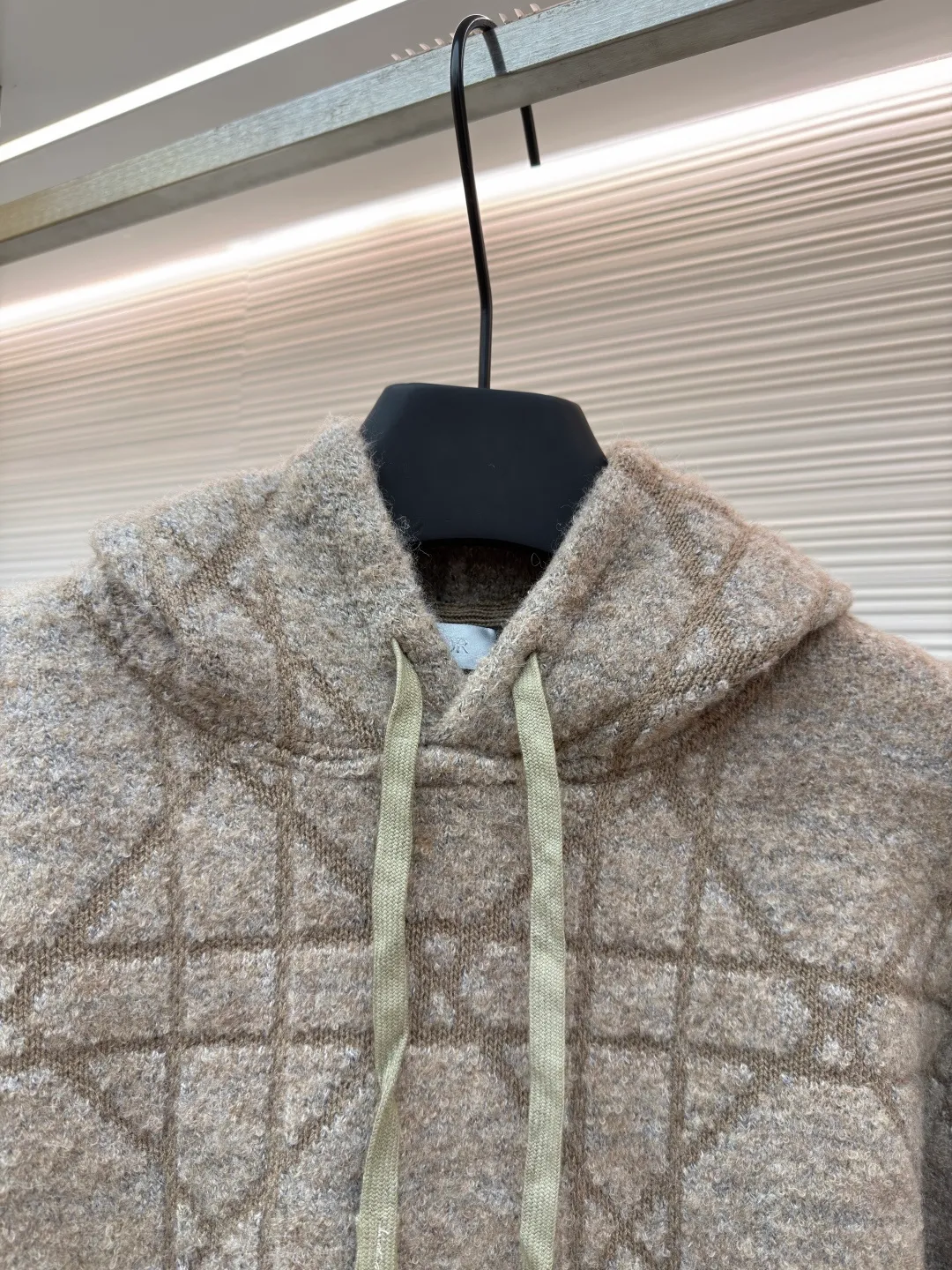 Dior diamond pattern jacquard knitted hoodie ●Original version: purchased and developed in 19726 ●Item number: 1681970-C70 ●Fabric: wool blended fabric ●Technology: jacquard knitting ●Color: camel ●Version: fitted version ●Weight: about 1315 grams ●Size: S-M-L-XL ●Description: This is LV The 2025 autumn and winter series of plush hooded sweaters are made of 100% Albaka wool blend, and the yarn contains 30% alpaca. It is woven with a 16-needle coarse weaving process. The surface presents a matte plush texture and is twice as warm as ordinary wool. The main body of the garment is made of rhombus plaid jacquard, with a three-dimensional texture formed by alternating front and back stitching techniques without additional seams. The hood is made of one-piece knitting, with an invisible shaping lining built into the brim, making it more comfortable to wear. The drawstring is made of core-spun rope of the same material, and the rope ends are treated with metal crimping, making it durable and not easy to wear. The finished product is ironed with low-temperature steam to avoid damage to the plush fibers. The cuffs and hem are ribbed for long-lasting elasticity and a good fit. The whole piece is sewn in an Italian workshop, with no exposed threads in the details, continuing the exquisite standards of the brand's high-end knitted items. The overall stitching is straight and delicate, the fabric is comfortable and soft, and the color is consistent with no color difference. It can be matched with the same style to create a fashionable look and control various occasions. Customized accessories, complete with three standards, the same style for men and women!