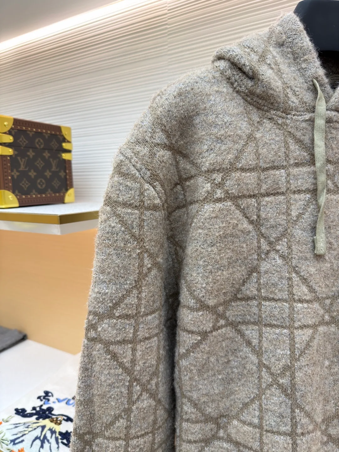 Dior diamond pattern jacquard knitted hoodie ●Original version: purchased and developed in 19726 ●Item number: 1681970-C70 ●Fabric: wool blended fabric ●Technology: jacquard knitting ●Color: camel ●Version: fitted version ●Weight: about 1315 grams ●Size: S-M-L-XL ●Description: This is LV The 2025 autumn and winter series of plush hooded sweaters are made of 100% Albaka wool blend, and the yarn contains 30% alpaca. It is woven with a 16-needle coarse weaving process. The surface presents a matte plush texture and is twice as warm as ordinary wool. The main body of the garment is made of rhombus plaid jacquard, with a three-dimensional texture formed by alternating front and back stitching techniques without additional seams. The hood is made of one-piece knitting, with an invisible shaping lining built into the brim, making it more comfortable to wear. The drawstring is made of core-spun rope of the same material, and the rope ends are treated with metal crimping, making it durable and not easy to wear. The finished product is ironed with low-temperature steam to avoid damage to the plush fibers. The cuffs and hem are ribbed for long-lasting elasticity and a good fit. The whole piece is sewn in an Italian workshop, with no exposed threads in the details, continuing the exquisite standards of the brand's high-end knitted items. The overall stitching is straight and delicate, the fabric is comfortable and soft, and the color is consistent with no color difference. It can be matched with the same style to create a fashionable look and control various occasions. Customized accessories, complete with three standards, the same style for men and women!