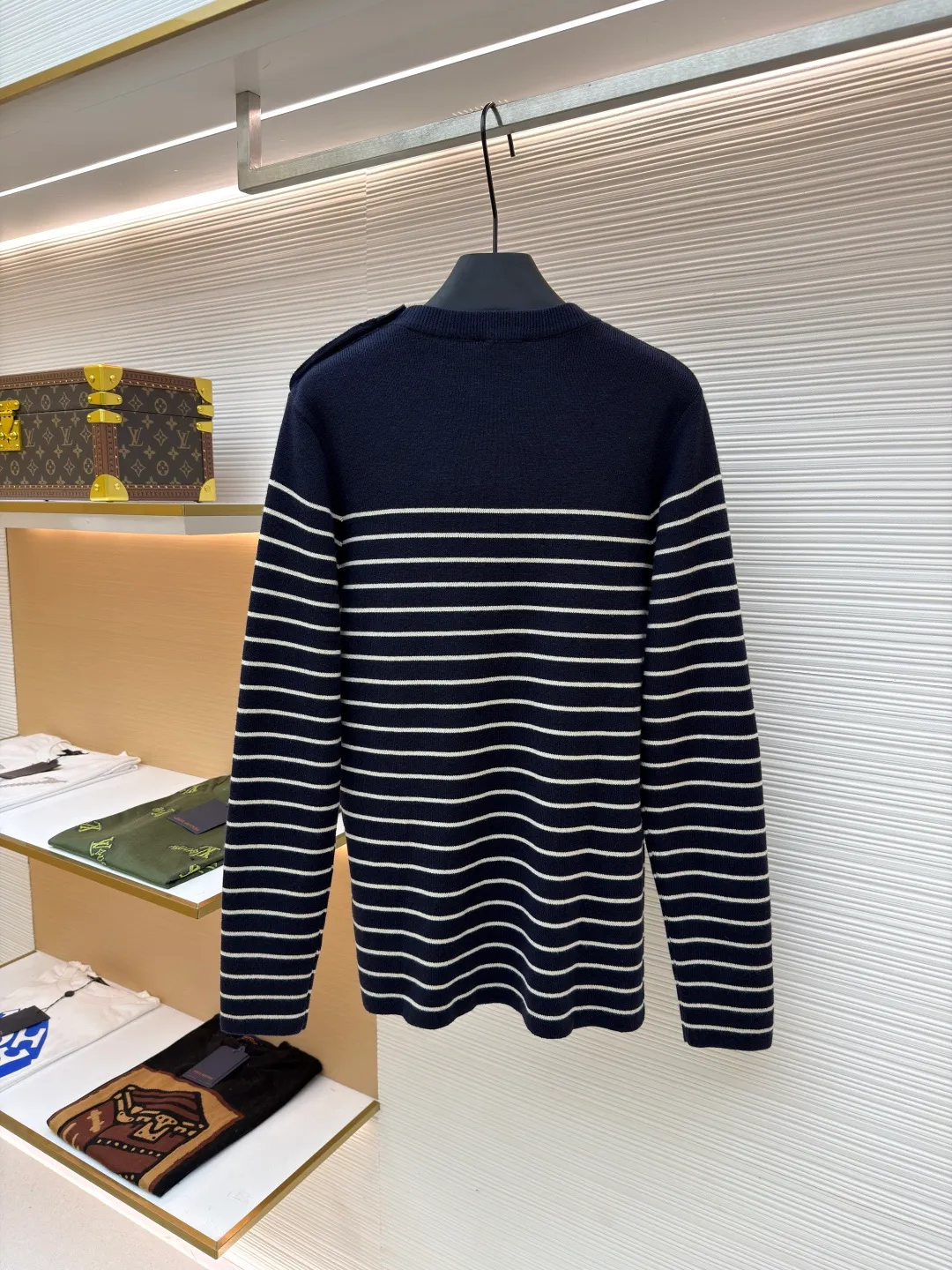 Prada striped embroidered button side sweater ●Original version: Purchased and developed for 15700 ●Item number: 1680935-A90 ●Fabric: mercerized wool blended knitted fabric ●Technology: made with garment wash ●Version: fitted version ●Weight: about 475g ●Size: 48-50-52-54 ●Description: Custom-woven mercerized wool blended knitted fabric, soft, delicate and comfortable to the skin With deep sea blue as the keynote, the depth of dark blue and the purity of pure white contrast with each other, making people immersed in it at a glance. The iconic Prada embroidery hides the logo code between the stripes, low-key and powerful. The unique design of three-button side opening breaks the shackles of symmetry and injects new vitality. Interprets the diversity of fashion with a unique attitude, using imported machine embroidery technology. Use advanced computer control systems and precision mechanical components to realize Prada embroidery operations with high precision. The lines are smooth and delicate, and the seams are three-dimensional seams. It uses specific sewing methods at the seams to make the clothes more three-dimensional and fit the body. The workmanship is cumbersome and complicated, and the washing water of the garments is softened and deodorized. Professional washing equipment and specific detergents are used to deeply clean and deodorize the clothes to improve the feel and appearance of the clothes. The overall wiring is straight and delicate, the fabric is comfortable and soft, and the color is consistent without color difference. It can be matched with the same style to create a fashionable look and control various occasions. Customized accessories, complete with three standards, same style for men and women!