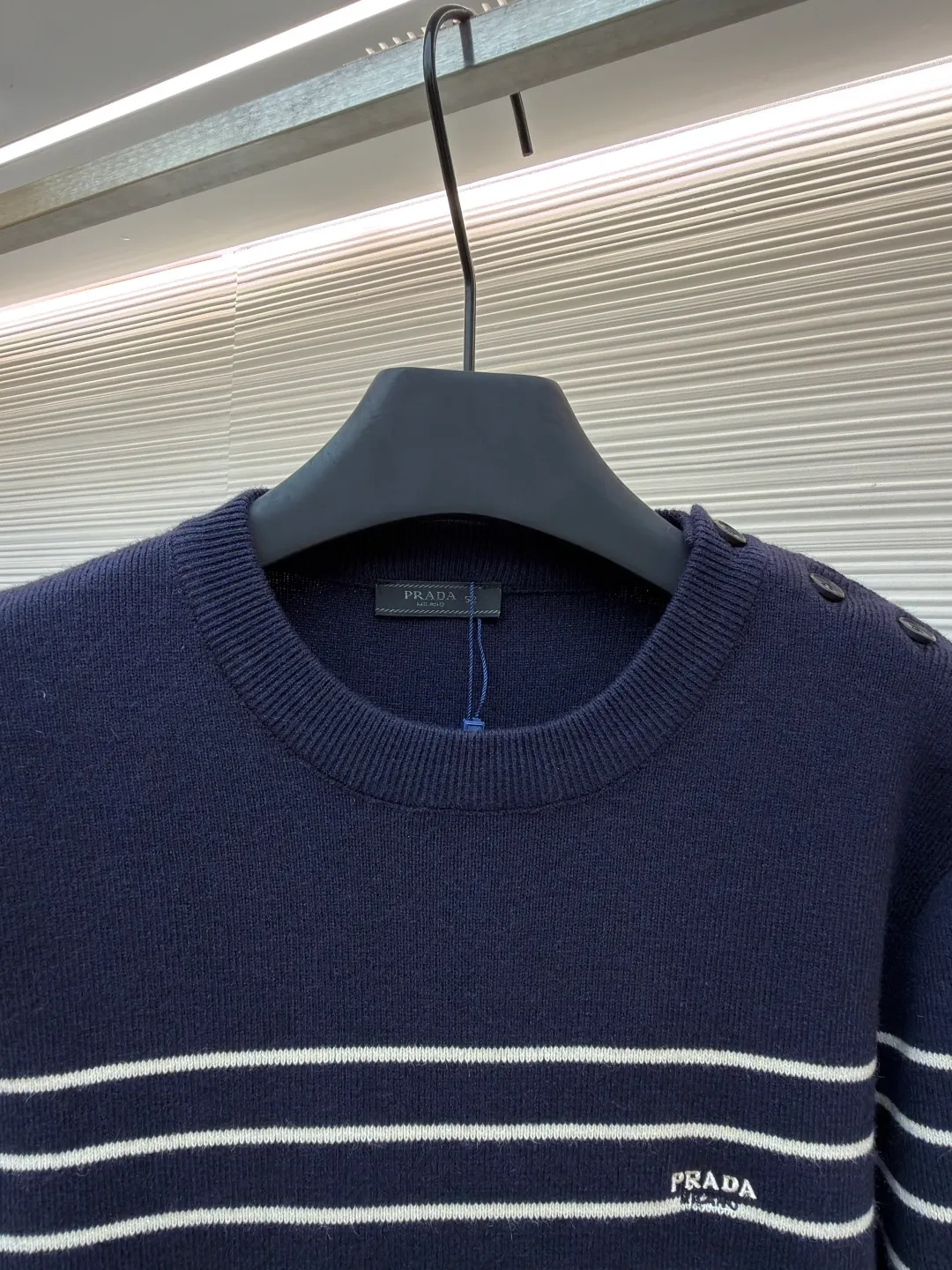 Prada striped embroidered button side sweater ●Original version: Purchased and developed for 15700 ●Item number: 1680935-A90 ●Fabric: mercerized wool blended knitted fabric ●Technology: made with garment wash ●Version: fitted version ●Weight: about 475g ●Size: 48-50-52-54 ●Description: Custom-woven mercerized wool blended knitted fabric, soft, delicate and comfortable to the skin With deep sea blue as the keynote, the depth of dark blue and the purity of pure white contrast with each other, making people immersed in it at a glance. The iconic Prada embroidery hides the logo code between the stripes, low-key and powerful. The unique design of three-button side opening breaks the shackles of symmetry and injects new vitality. Interprets the diversity of fashion with a unique attitude, using imported machine embroidery technology. Use advanced computer control systems and precision mechanical components to realize Prada embroidery operations with high precision. The lines are smooth and delicate, and the seams are three-dimensional seams. It uses specific sewing methods at the seams to make the clothes more three-dimensional and fit the body. The workmanship is cumbersome and complicated, and the washing water of the garments is softened and deodorized. Professional washing equipment and specific detergents are used to deeply clean and deodorize the clothes to improve the feel and appearance of the clothes. The overall wiring is straight and delicate, the fabric is comfortable and soft, and the color is consistent without color difference. It can be matched with the same style to create a fashionable look and control various occasions. Customized accessories, complete with three standards, same style for men and women!