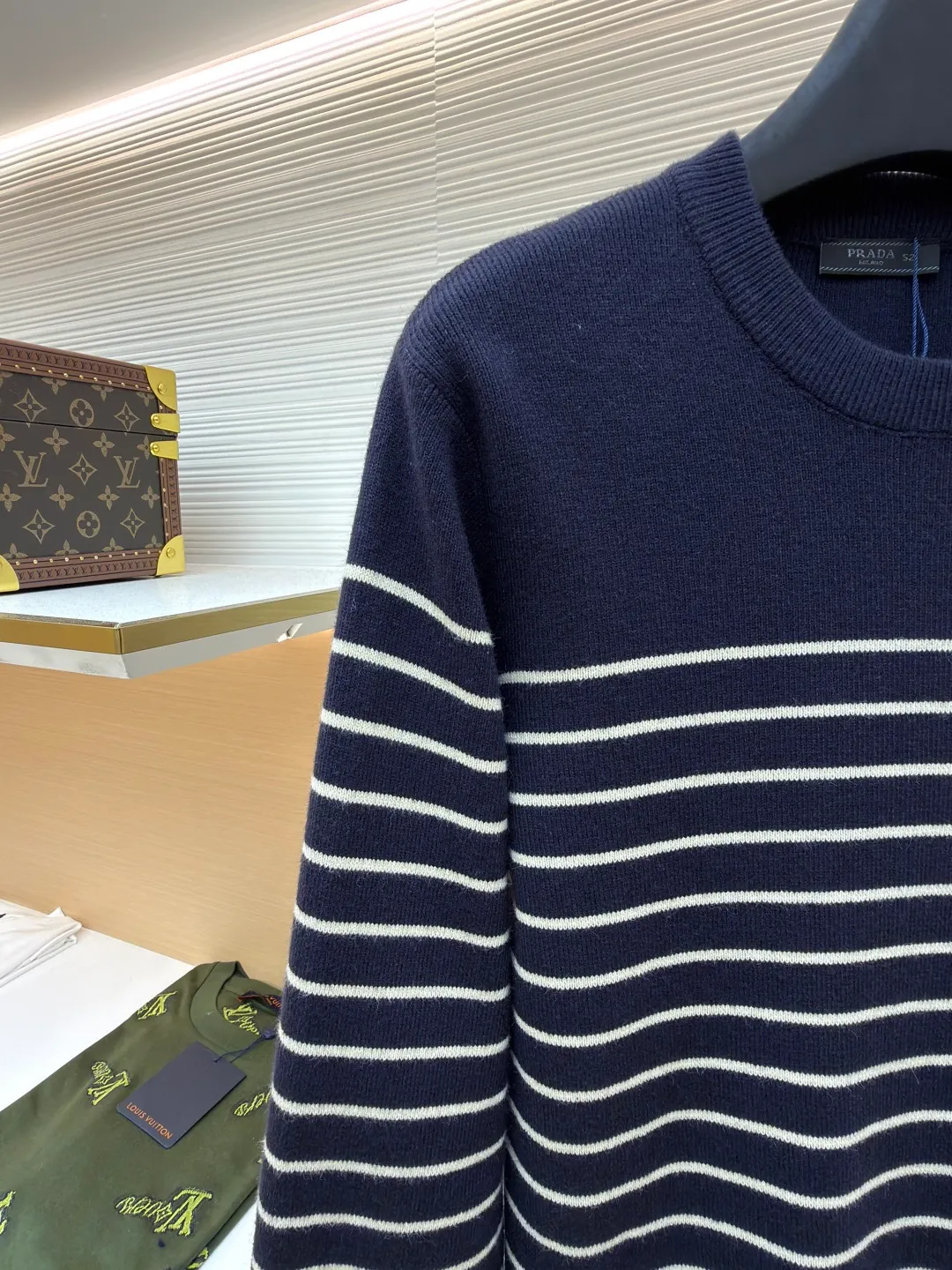 Prada striped embroidered button side sweater ●Original version: Purchased and developed for 15700 ●Item number: 1680935-A90 ●Fabric: mercerized wool blended knitted fabric ●Technology: made with garment wash ●Version: fitted version ●Weight: about 475g ●Size: 48-50-52-54 ●Description: Custom-woven mercerized wool blended knitted fabric, soft, delicate and comfortable to the skin With deep sea blue as the keynote, the depth of dark blue and the purity of pure white contrast with each other, making people immersed in it at a glance. The iconic Prada embroidery hides the logo code between the stripes, low-key and powerful. The unique design of three-button side opening breaks the shackles of symmetry and injects new vitality. Interprets the diversity of fashion with a unique attitude, using imported machine embroidery technology. Use advanced computer control systems and precision mechanical components to realize Prada embroidery operations with high precision. The lines are smooth and delicate, and the seams are three-dimensional seams. It uses specific sewing methods at the seams to make the clothes more three-dimensional and fit the body. The workmanship is cumbersome and complicated, and the washing water of the garments is softened and deodorized. Professional washing equipment and specific detergents are used to deeply clean and deodorize the clothes to improve the feel and appearance of the clothes. The overall wiring is straight and delicate, the fabric is comfortable and soft, and the color is consistent without color difference. It can be matched with the same style to create a fashionable look and control various occasions. Customized accessories, complete with three standards, same style for men and women!