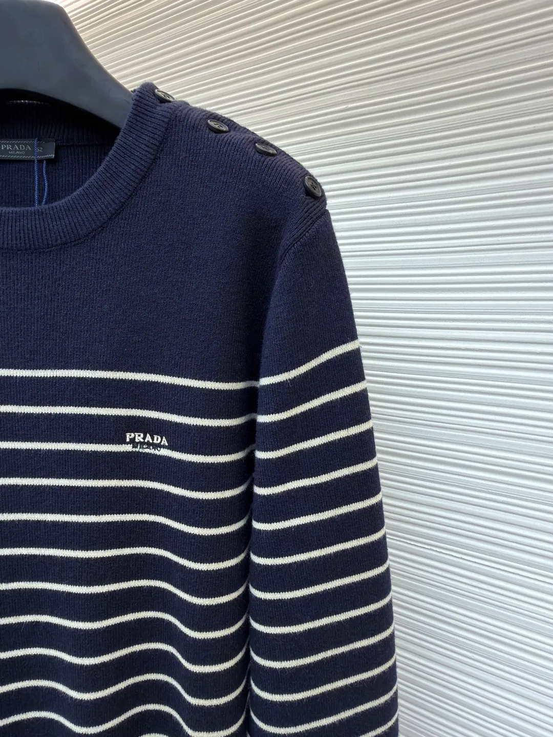 Prada striped embroidered button side sweater ●Original version: Purchased and developed for 15700 ●Item number: 1680935-A90 ●Fabric: mercerized wool blended knitted fabric ●Technology: made with garment wash ●Version: fitted version ●Weight: about 475g ●Size: 48-50-52-54 ●Description: Custom-woven mercerized wool blended knitted fabric, soft, delicate and comfortable to the skin With deep sea blue as the keynote, the depth of dark blue and the purity of pure white contrast with each other, making people immersed in it at a glance. The iconic Prada embroidery hides the logo code between the stripes, low-key and powerful. The unique design of three-button side opening breaks the shackles of symmetry and injects new vitality. Interprets the diversity of fashion with a unique attitude, using imported machine embroidery technology. Use advanced computer control systems and precision mechanical components to realize Prada embroidery operations with high precision. The lines are smooth and delicate, and the seams are three-dimensional seams. It uses specific sewing methods at the seams to make the clothes more three-dimensional and fit the body. The workmanship is cumbersome and complicated, and the washing water of the garments is softened and deodorized. Professional washing equipment and specific detergents are used to deeply clean and deodorize the clothes to improve the feel and appearance of the clothes. The overall wiring is straight and delicate, the fabric is comfortable and soft, and the color is consistent without color difference. It can be matched with the same style to create a fashionable look and control various occasions. Customized accessories, complete with three standards, same style for men and women!