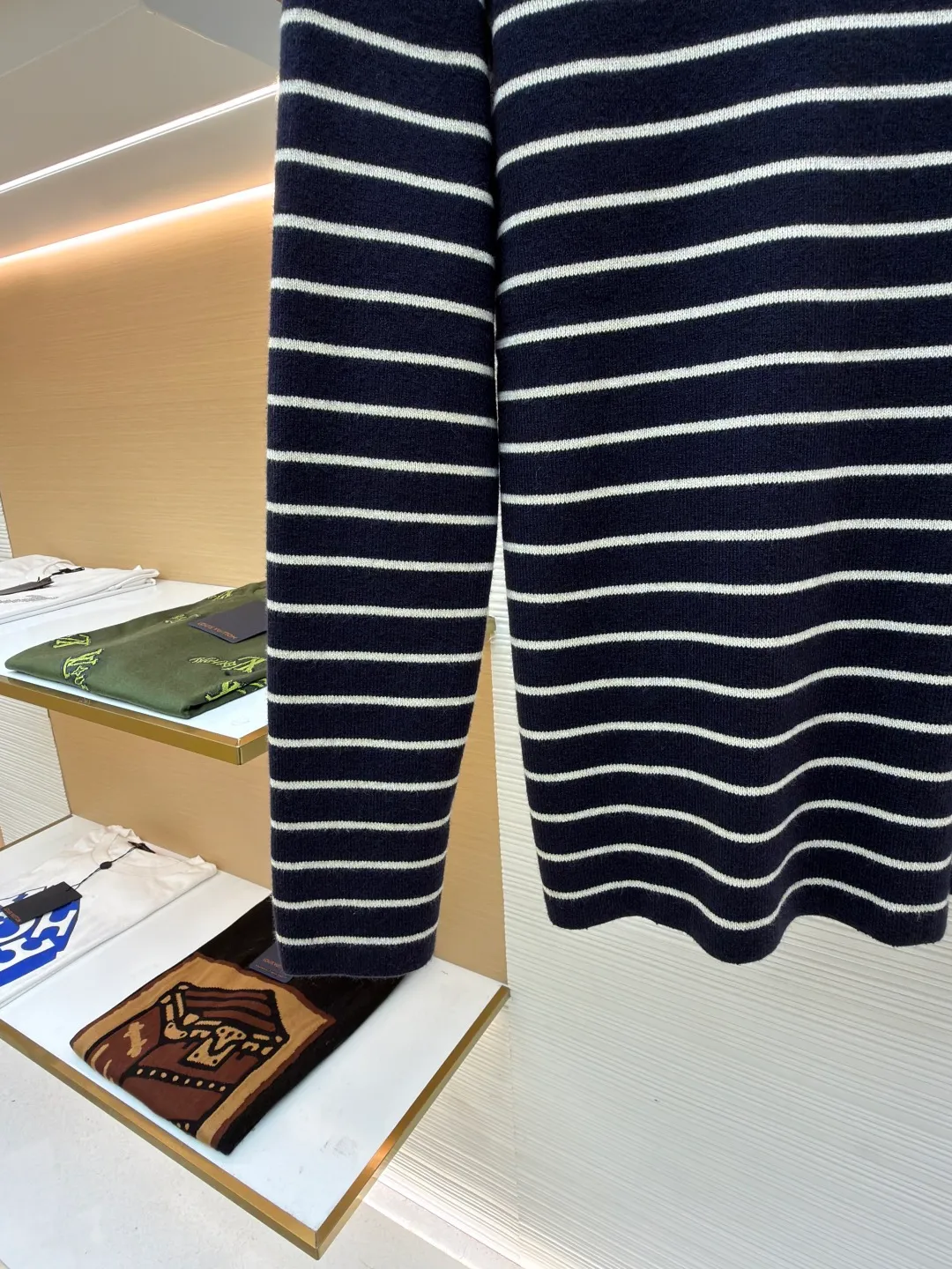 Prada striped embroidered button side sweater ●Original version: Purchased and developed for 15700 ●Item number: 1680935-A90 ●Fabric: mercerized wool blended knitted fabric ●Technology: made with garment wash ●Version: fitted version ●Weight: about 475g ●Size: 48-50-52-54 ●Description: Custom-woven mercerized wool blended knitted fabric, soft, delicate and comfortable to the skin With deep sea blue as the keynote, the depth of dark blue and the purity of pure white contrast with each other, making people immersed in it at a glance. The iconic Prada embroidery hides the logo code between the stripes, low-key and powerful. The unique design of three-button side opening breaks the shackles of symmetry and injects new vitality. Interprets the diversity of fashion with a unique attitude, using imported machine embroidery technology. Use advanced computer control systems and precision mechanical components to realize Prada embroidery operations with high precision. The lines are smooth and delicate, and the seams are three-dimensional seams. It uses specific sewing methods at the seams to make the clothes more three-dimensional and fit the body. The workmanship is cumbersome and complicated, and the washing water of the garments is softened and deodorized. Professional washing equipment and specific detergents are used to deeply clean and deodorize the clothes to improve the feel and appearance of the clothes. The overall wiring is straight and delicate, the fabric is comfortable and soft, and the color is consistent without color difference. It can be matched with the same style to create a fashionable look and control various occasions. Customized accessories, complete with three standards, same style for men and women!
