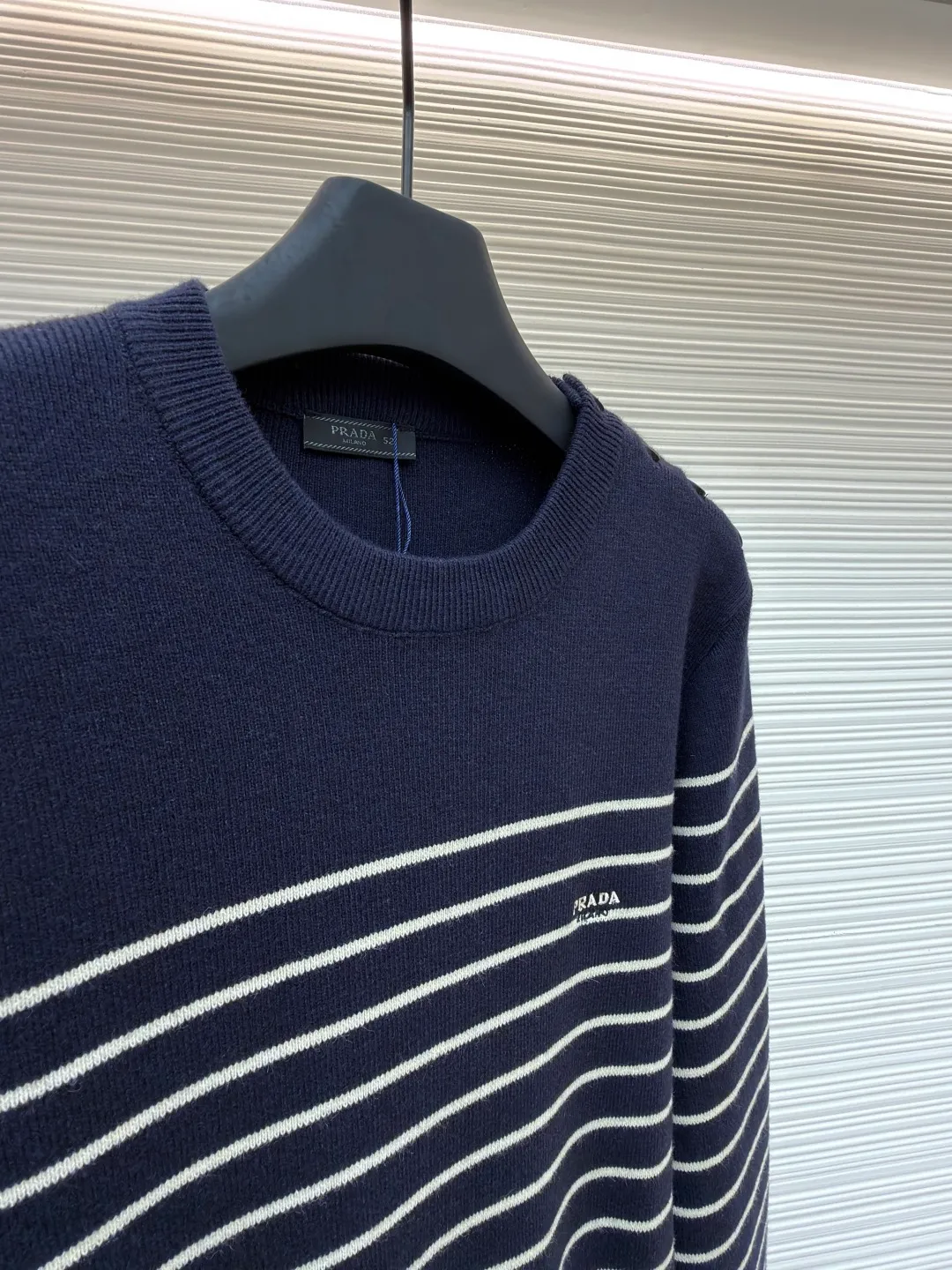 Prada striped embroidered button side sweater ●Original version: Purchased and developed for 15700 ●Item number: 1680935-A90 ●Fabric: mercerized wool blended knitted fabric ●Technology: made with garment wash ●Version: fitted version ●Weight: about 475g ●Size: 48-50-52-54 ●Description: Custom-woven mercerized wool blended knitted fabric, soft, delicate and comfortable to the skin With deep sea blue as the keynote, the depth of dark blue and the purity of pure white contrast with each other, making people immersed in it at a glance. The iconic Prada embroidery hides the logo code between the stripes, low-key and powerful. The unique design of three-button side opening breaks the shackles of symmetry and injects new vitality. Interprets the diversity of fashion with a unique attitude, using imported machine embroidery technology. Use advanced computer control systems and precision mechanical components to realize Prada embroidery operations with high precision. The lines are smooth and delicate, and the seams are three-dimensional seams. It uses specific sewing methods at the seams to make the clothes more three-dimensional and fit the body. The workmanship is cumbersome and complicated, and the washing water of the garments is softened and deodorized. Professional washing equipment and specific detergents are used to deeply clean and deodorize the clothes to improve the feel and appearance of the clothes. The overall wiring is straight and delicate, the fabric is comfortable and soft, and the color is consistent without color difference. It can be matched with the same style to create a fashionable look and control various occasions. Customized accessories, complete with three standards, same style for men and women!