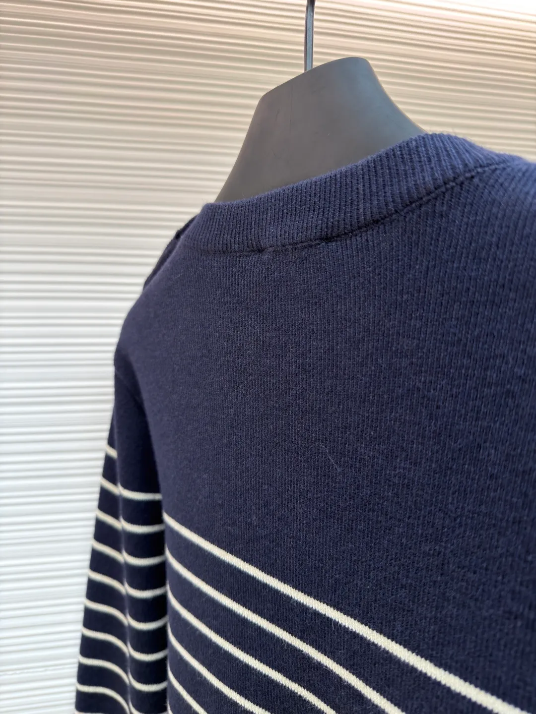 Prada striped embroidered button side sweater ●Original version: Purchased and developed for 15700 ●Item number: 1680935-A90 ●Fabric: mercerized wool blended knitted fabric ●Technology: made with garment wash ●Version: fitted version ●Weight: about 475g ●Size: 48-50-52-54 ●Description: Custom-woven mercerized wool blended knitted fabric, soft, delicate and comfortable to the skin With deep sea blue as the keynote, the depth of dark blue and the purity of pure white contrast with each other, making people immersed in it at a glance. The iconic Prada embroidery hides the logo code between the stripes, low-key and powerful. The unique design of three-button side opening breaks the shackles of symmetry and injects new vitality. Interprets the diversity of fashion with a unique attitude, using imported machine embroidery technology. Use advanced computer control systems and precision mechanical components to realize Prada embroidery operations with high precision. The lines are smooth and delicate, and the seams are three-dimensional seams. It uses specific sewing methods at the seams to make the clothes more three-dimensional and fit the body. The workmanship is cumbersome and complicated, and the washing water of the garments is softened and deodorized. Professional washing equipment and specific detergents are used to deeply clean and deodorize the clothes to improve the feel and appearance of the clothes. The overall wiring is straight and delicate, the fabric is comfortable and soft, and the color is consistent without color difference. It can be matched with the same style to create a fashionable look and control various occasions. Customized accessories, complete with three standards, same style for men and women!