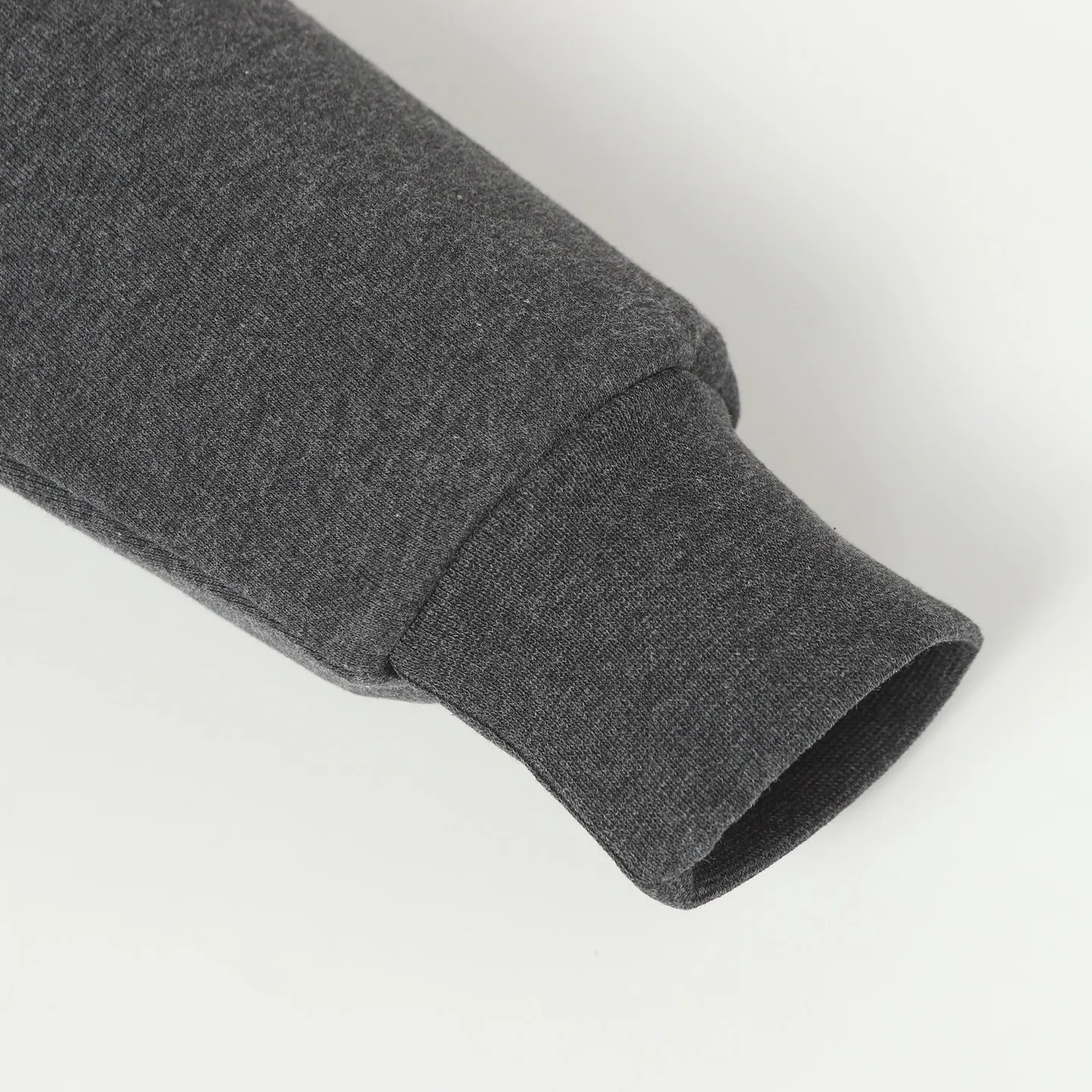 🅿️400 DIOR/Dior 25ss new half-zip sweatshirt, dark gray cotton fleece fabric, CD Icon embroidery, this CD Icon half-zip sweatshirt injects modern style into classic items. Crafted from dark gray cotton fleece in an oversized fit, it features a debossed CD icon embroidered on the chest. Zip collar to pair with this season's jeans for a distinctly modern look Size: S.M.L.XL