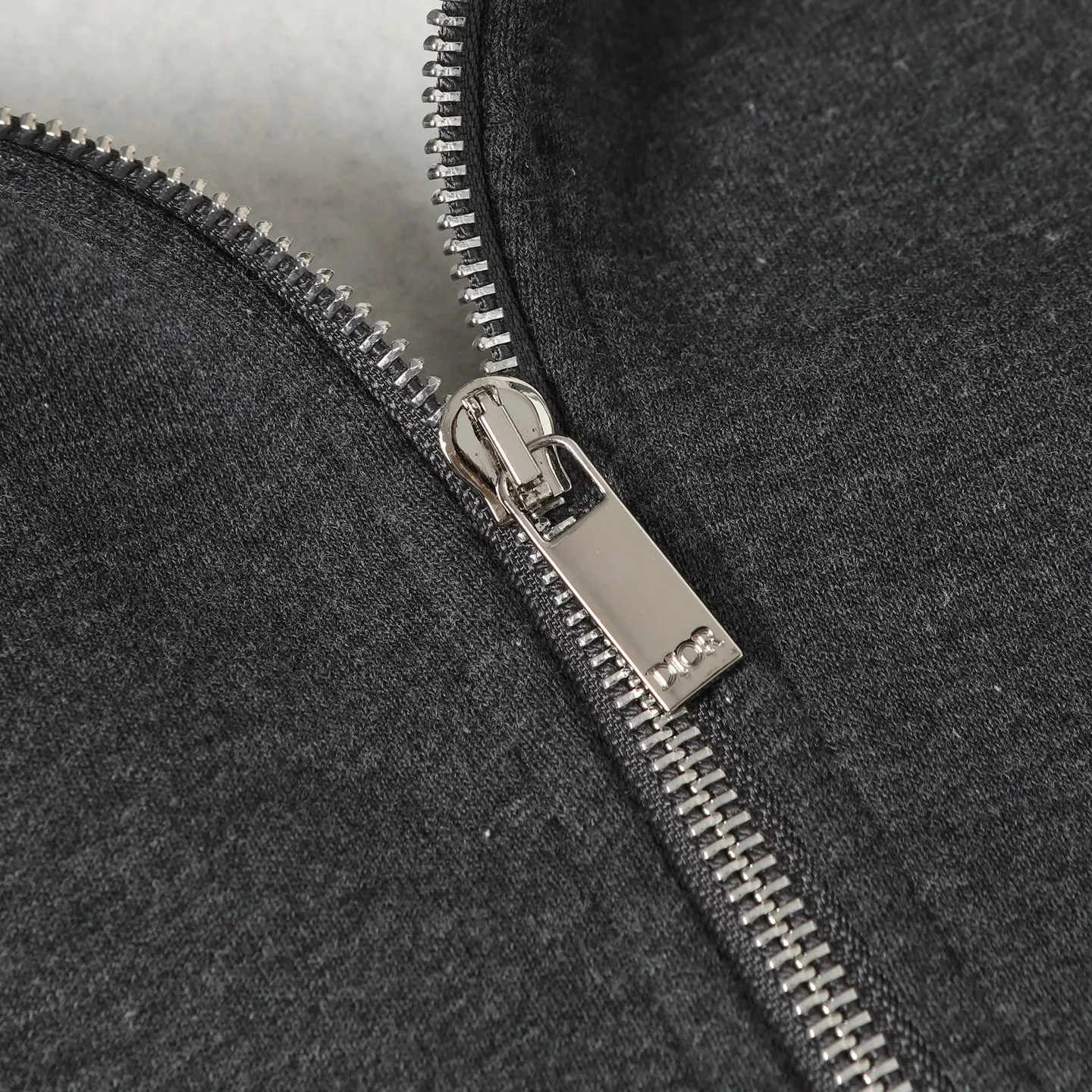 🅿️400 DIOR/Dior 25ss new half-zip sweatshirt, dark gray cotton fleece fabric, CD Icon embroidery, this CD Icon half-zip sweatshirt injects modern style into classic items. Crafted from dark gray cotton fleece in an oversized fit, it features a debossed CD icon embroidered on the chest. Zip collar to pair with this season's jeans for a distinctly modern look Size: S.M.L.XL