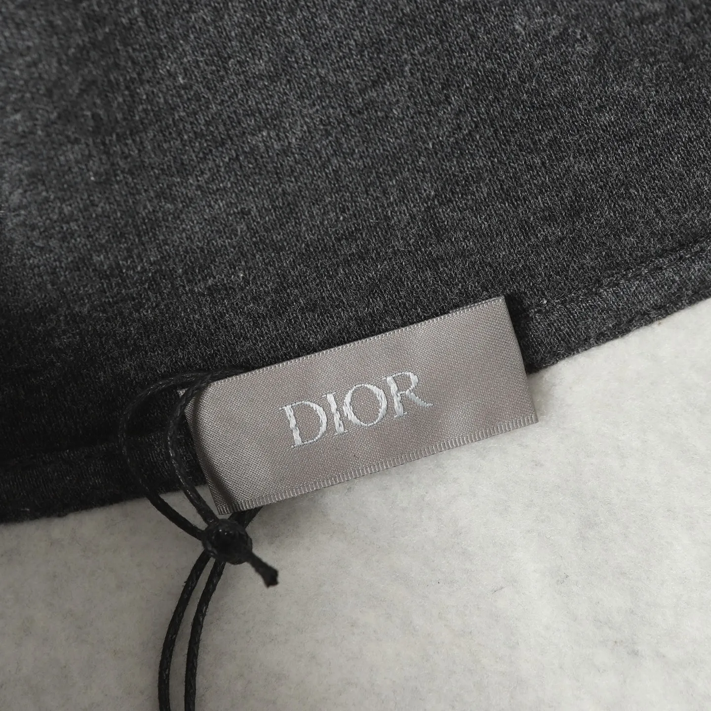 🅿️400 DIOR/Dior 25ss new half-zip sweatshirt, dark gray cotton fleece fabric, CD Icon embroidery, this CD Icon half-zip sweatshirt injects modern style into classic items. Crafted from dark gray cotton fleece in an oversized fit, it features a debossed CD icon embroidered on the chest. Zip collar to pair with this season's jeans for a distinctly modern look Size: S.M.L.XL