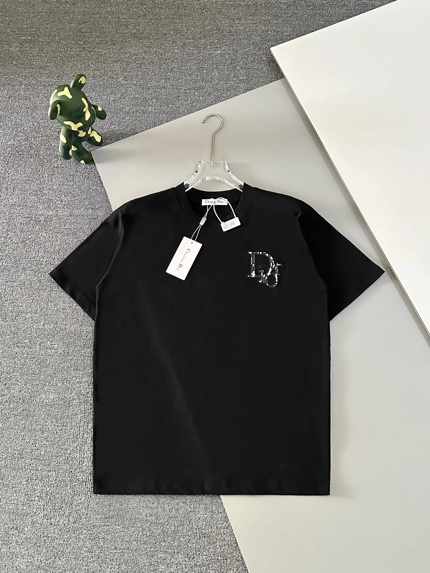 🅿️190 top replica ⭐Dior🔥dior new heavy industry pure cotton basic version patch three-dimensional embossed short-sleeved half-sleeved T-shirt The Dior brand letters on the front chest, the oversized logo on the back, and the contrasting horizontal stripe pattern are all made of highly demanding patches and permanent three-dimensional embossing. They are seamlessly inlaid and integrated into one body. The level of replica craftsmanship is extremely high. It is made of 280-gram heavy-washed pure cotton fabric, which does not shrink or deform. The feel and texture are all of the highest quality, which is different from the inferior scrawled versions on the market. The tailoring is impeccable and the three standards are complete. Same style for men and women. Size: S-xL Color: black white