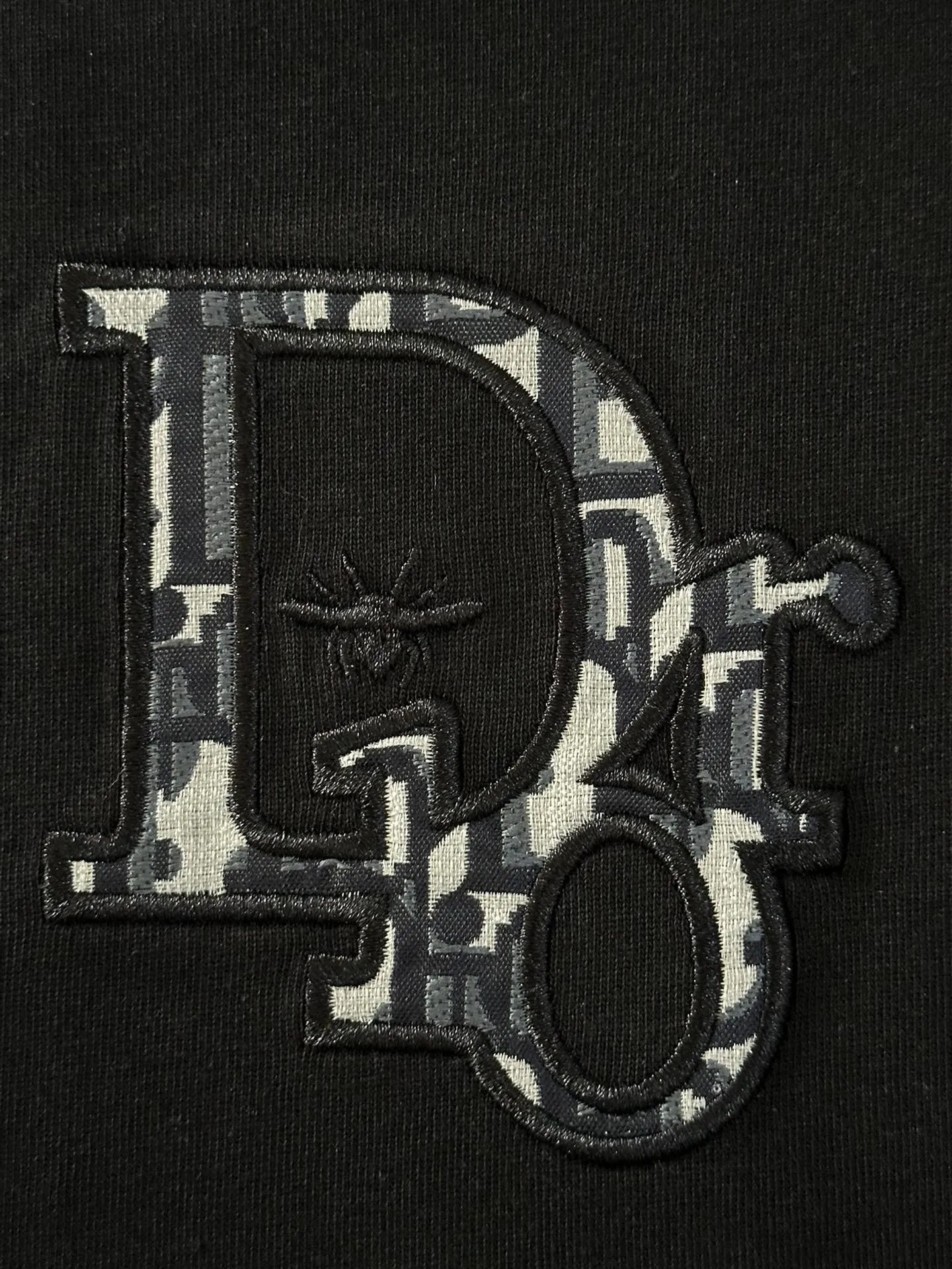 🅿️190 top replica ⭐Dior🔥dior new heavy industry pure cotton basic version patch three-dimensional embossed short-sleeved half-sleeved T-shirt The Dior brand letters on the front chest, the oversized logo on the back, and the contrasting horizontal stripe pattern are all made of highly demanding patches and permanent three-dimensional embossing. They are seamlessly inlaid and integrated into one body. The level of replica craftsmanship is extremely high. It is made of 280-gram heavy-washed pure cotton fabric, which does not shrink or deform. The feel and texture are all of the highest quality, which is different from the inferior scrawled versions on the market. The tailoring is impeccable and the three standards are complete. Same style for men and women. Size: S-xL Color: black white