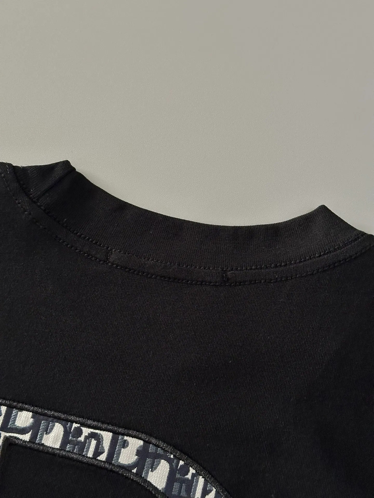 🅿️190 top replica ⭐Dior🔥dior new heavy industry pure cotton basic version patch three-dimensional embossed short-sleeved half-sleeved T-shirt The Dior brand letters on the front chest, the oversized logo on the back, and the contrasting horizontal stripe pattern are all made of highly demanding patches and permanent three-dimensional embossing. They are seamlessly inlaid and integrated into one body. The level of replica craftsmanship is extremely high. It is made of 280-gram heavy-washed pure cotton fabric, which does not shrink or deform. The feel and texture are all of the highest quality, which is different from the inferior scrawled versions on the market. The tailoring is impeccable and the three standards are complete. Same style for men and women. Size: S-xL Color: black white