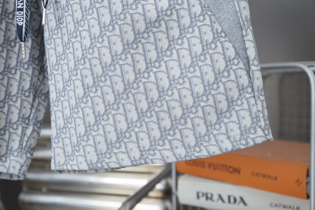 🅿️210 DOR Dijia 2025ss new classic old flower jacquard shorts, light luxury, a must-have item for daily commuting for men and women, correct version, welcome to compare, detailed features · Made of 98% cotton 2% stretch jacquard fabric · Laser positioning cutting . Side webbing splicing design · Pants elastic waist design · Double-needle stitching across seams · Original main mark, washed tag, moisture-proof paper packaging Color: Gray Size: S M L XL