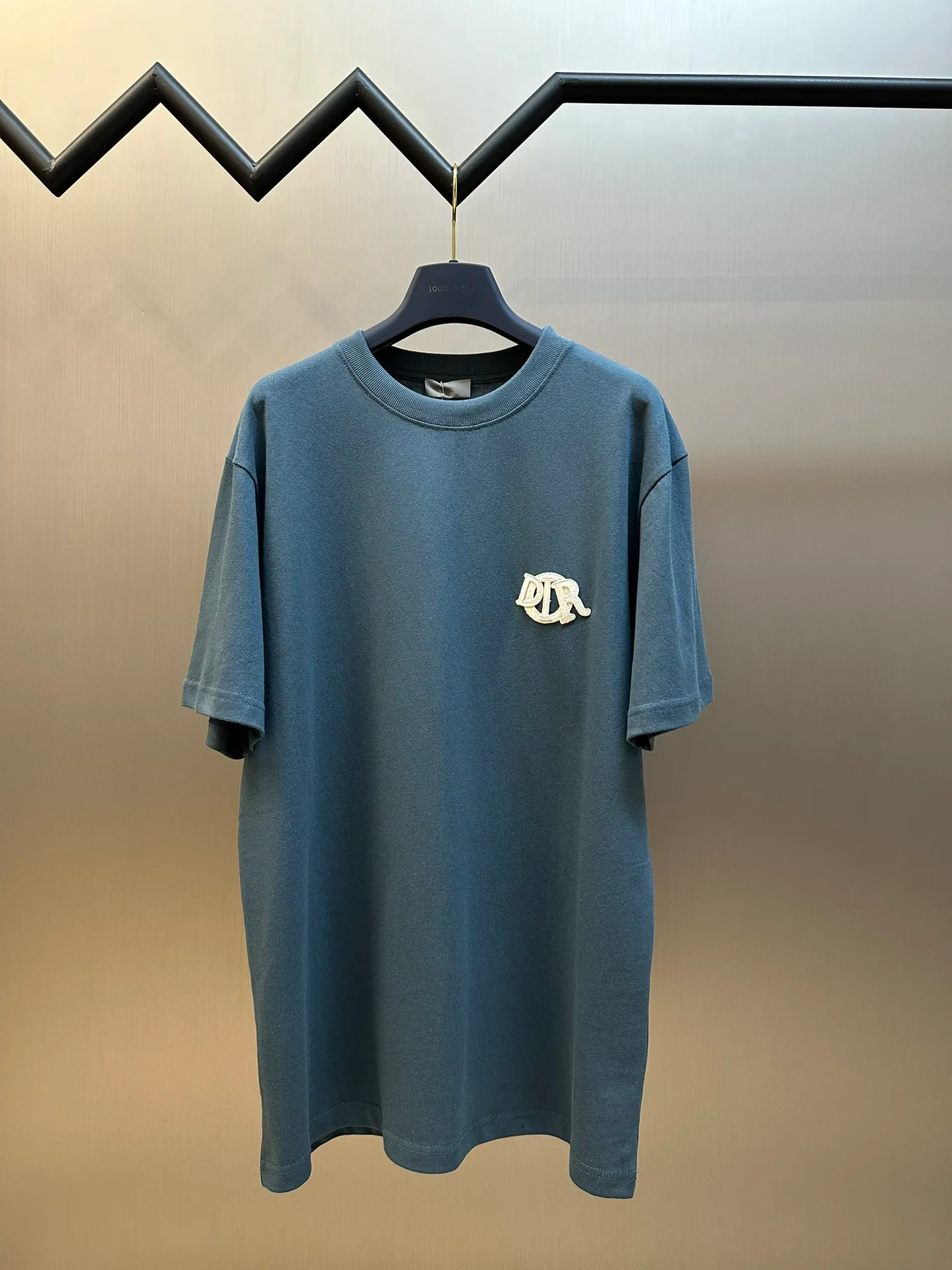 🅿️260 Dior patch letter short sleeves are made of pure cotton 12S fine cotton plain weave, weight 230g. The front is decorated with contrasting logo patches and small embroidered stamps, forming a decorative and iconic embroidery product. The logo is made of imported custom-made embroidery thread, which is dyed with lustrous mercerized embroidery thread, giving it a uniform and glossy finish. The exquisite embroidery machine combines complex embroidery needlework and fine detail processing to create a three-dimensional micro-relief embroidery effect; it is also highly durable and wear-resistant.  The standard round neck and short-sleeved version has a rounded arc neckline, which is suitable for various face shapes and body shapes; the sleeve length is moderate and ends just above the elbow, showing a smart and neat image. The slim fit can show off the wearer's body curves without sacrificing comfort. The collar, cuffs, hem and other parts are all sewn with fine double-needle stitching.  size：xs s m l