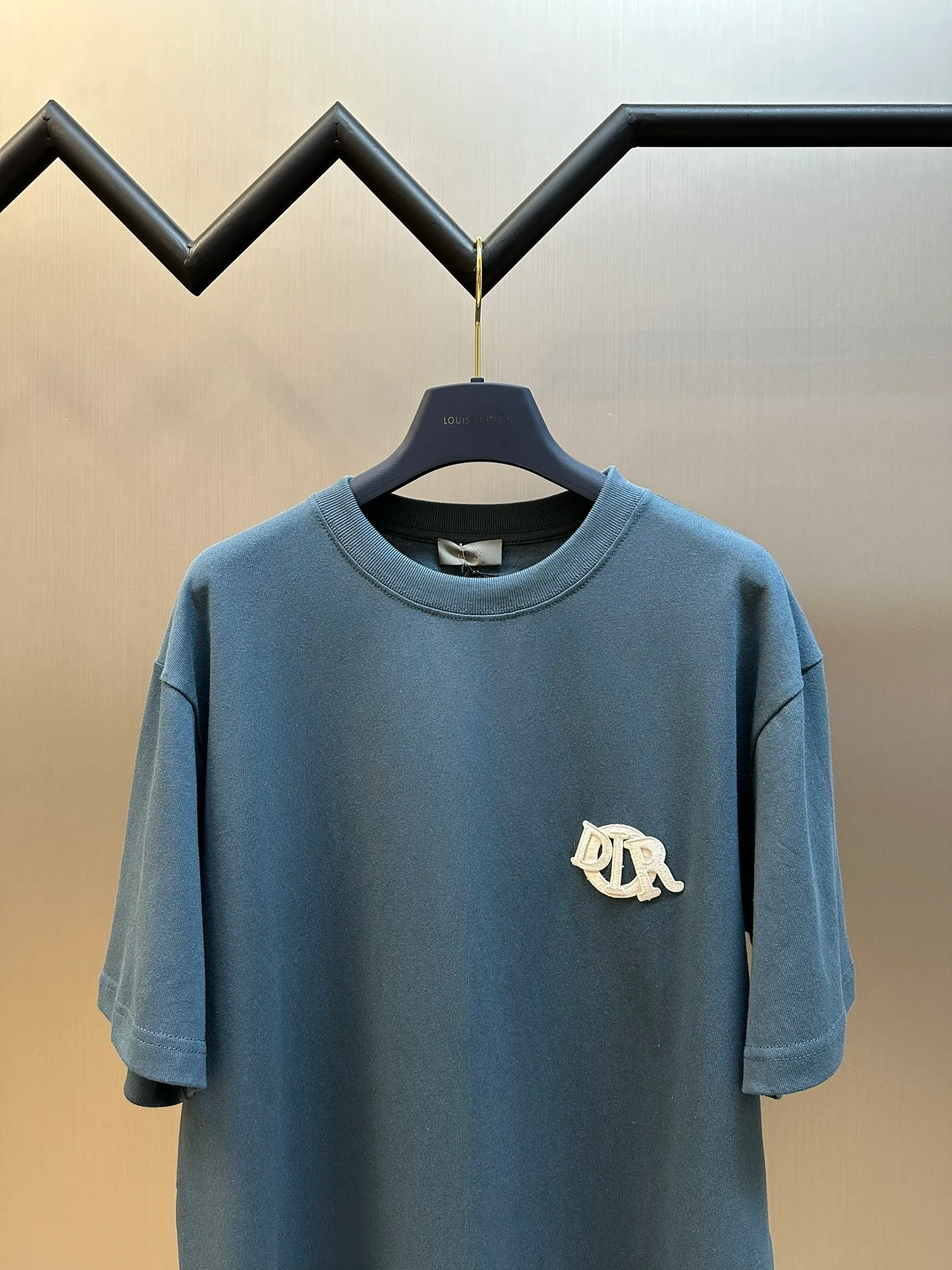 🅿️260 Dior patch letter short sleeves are made of pure cotton 12S fine cotton plain weave, weight 230g. The front is decorated with contrasting logo patches and small embroidered stamps, forming a decorative and iconic embroidery product. The logo is made of imported custom-made embroidery thread, which is dyed with lustrous mercerized embroidery thread, giving it a uniform and glossy finish. The exquisite embroidery machine combines complex embroidery needlework and fine detail processing to create a three-dimensional micro-relief embroidery effect; it is also highly durable and wear-resistant.  The standard round neck and short-sleeved version has a rounded arc neckline, which is suitable for various face shapes and body shapes; the sleeve length is moderate and ends just above the elbow, showing a smart and neat image. The slim fit can show off the wearer's body curves without sacrificing comfort. The collar, cuffs, hem and other parts are all sewn with fine double-needle stitching.  size：xs s m l