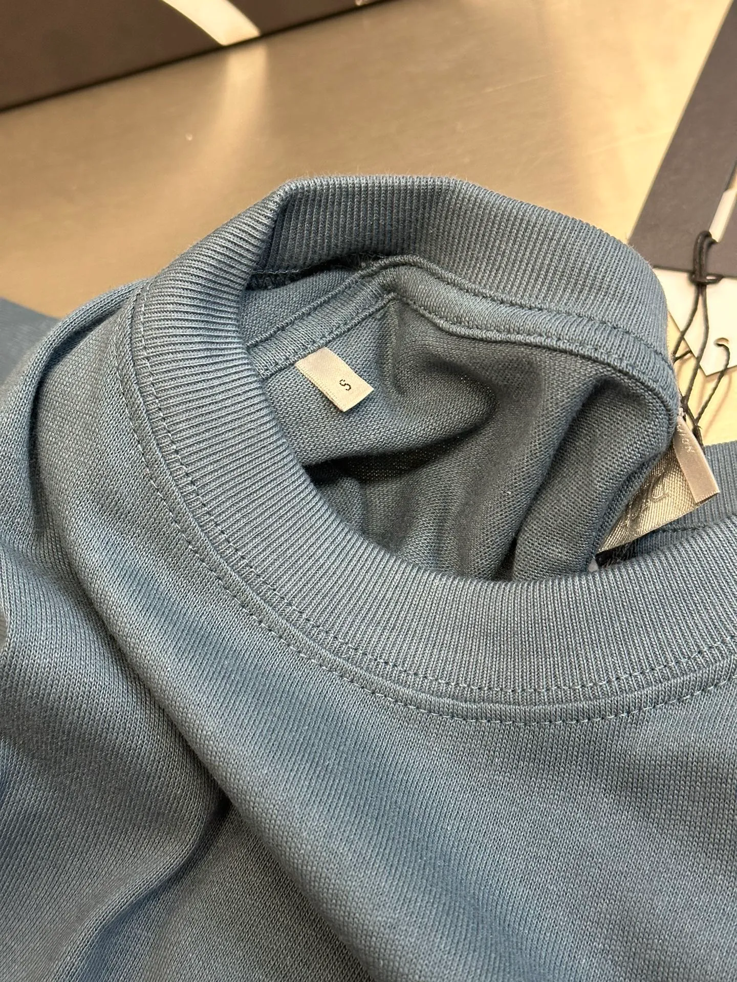 🅿️260 Dior patch letter short sleeves are made of pure cotton 12S fine cotton plain weave, weight 230g. The front is decorated with contrasting logo patches and small embroidered stamps, forming a decorative and iconic embroidery product. The logo is made of imported custom-made embroidery thread, which is dyed with lustrous mercerized embroidery thread, giving it a uniform and glossy finish. The exquisite embroidery machine combines complex embroidery needlework and fine detail processing to create a three-dimensional micro-relief embroidery effect; it is also highly durable and wear-resistant.  The standard round neck and short-sleeved version has a rounded arc neckline, which is suitable for various face shapes and body shapes; the sleeve length is moderate and ends just above the elbow, showing a smart and neat image. The slim fit can show off the wearer's body curves without sacrificing comfort. The collar, cuffs, hem and other parts are all sewn with fine double-needle stitching.  size：xs s m l