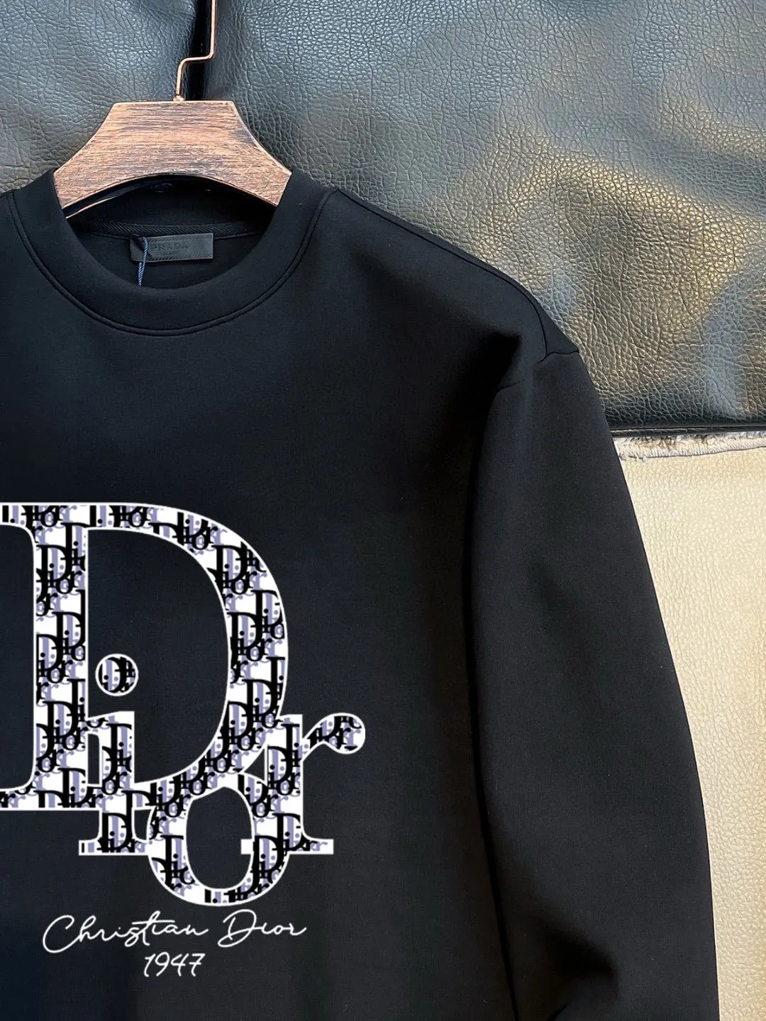 🅿️220 brand [DIOR Dior] (good news for fat people) 2025ss autumn latest long-sleeved round-neck sweatshirt, on sale simultaneously on the official website. Refreshing and breathable. Made of top Tencel Roman. Comfortable and soft. 3D three-dimensional clarity. Super fashion sense. Great for gifting and keeping for yourself. Size: M-5XL (can wear up to 220 pounds)