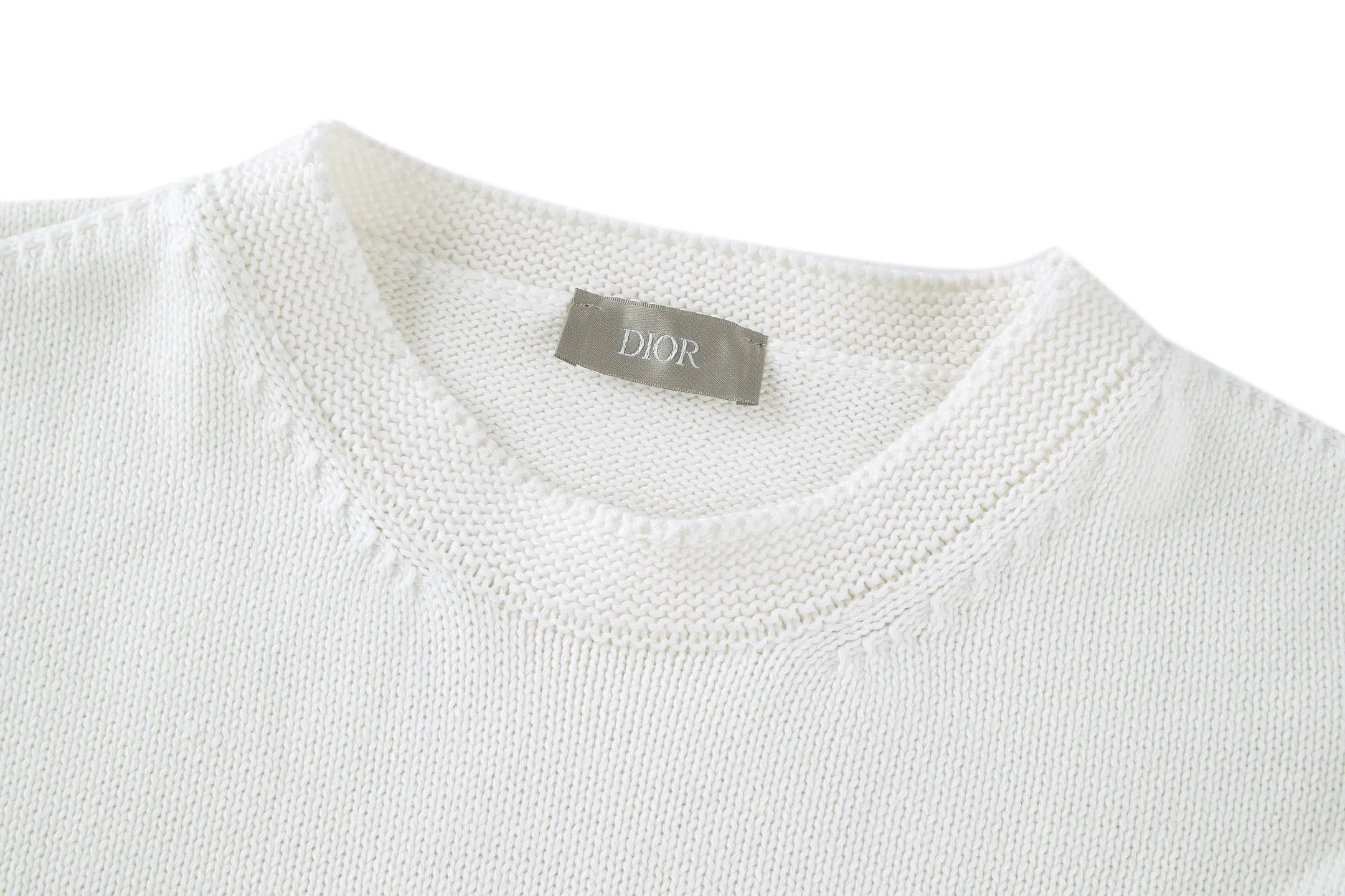 🅿️430 (1:1 original order quality) Dior's new embroidered knitted pullover round neck sweater. Fabric: Made of 16-count single yarn fabric. This fabric is woven from blended cotton yarn. When paired with a 7-needle machine, the garment effect will be more three-dimensional.  Craftsmanship: The embroidery uses 3D three-dimensional cotton thread embroidery. The embroidery craft density is high and the number of stitches is high enough not to catch hair, and the upper body effect is more high-end.  This sweater displays the Dior For My Real Friends logo from the DIOR AND HYLTON NEL collaboration. Crafted from blue cotton-blend jersey, it has a regular fit with ribbed details and embroidery on the chest for added style. Pair it with a variety of casual looks this season. DIOR AND HYLTON NEL collaboration Dior For My Real Friends logo embroidered on the chest Ribbed crew neck, hem and cuffs Men's and women's Color: Blue/White Size: S M L