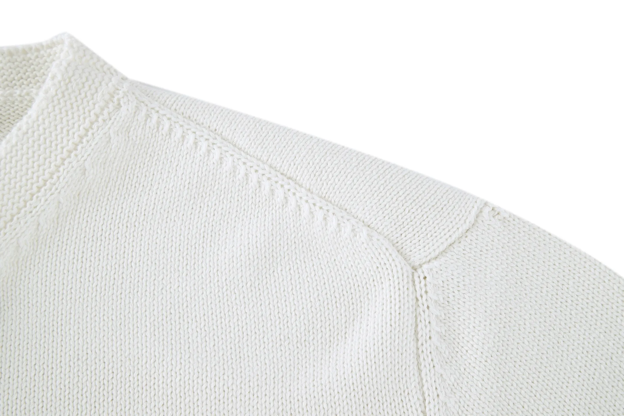 🅿️430 (1:1 original order quality) Dior's new embroidered knitted pullover round neck sweater. Fabric: Made of 16-count single yarn fabric. This fabric is woven from blended cotton yarn. When paired with a 7-needle machine, the garment effect will be more three-dimensional.  Craftsmanship: The embroidery uses 3D three-dimensional cotton thread embroidery. The embroidery craft density is high and the number of stitches is high enough not to catch hair, and the upper body effect is more high-end.  This sweater displays the Dior For My Real Friends logo from the DIOR AND HYLTON NEL collaboration. Crafted from blue cotton-blend jersey, it has a regular fit with ribbed details and embroidery on the chest for added style. Pair it with a variety of casual looks this season. DIOR AND HYLTON NEL collaboration Dior For My Real Friends logo embroidered on the chest Ribbed crew neck, hem and cuffs Men's and women's Color: Blue/White Size: S M L