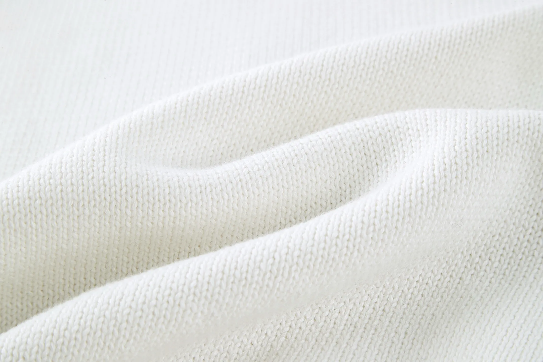 🅿️430 (1:1 original order quality) Dior's new embroidered knitted pullover round neck sweater. Fabric: Made of 16-count single yarn fabric. This fabric is woven from blended cotton yarn. When paired with a 7-needle machine, the garment effect will be more three-dimensional.  Craftsmanship: The embroidery uses 3D three-dimensional cotton thread embroidery. The embroidery craft density is high and the number of stitches is high enough not to catch hair, and the upper body effect is more high-end.  This sweater displays the Dior For My Real Friends logo from the DIOR AND HYLTON NEL collaboration. Crafted from blue cotton-blend jersey, it has a regular fit with ribbed details and embroidery on the chest for added style. Pair it with a variety of casual looks this season. DIOR AND HYLTON NEL collaboration Dior For My Real Friends logo embroidered on the chest Ribbed crew neck, hem and cuffs Men's and women's Color: Blue/White Size: S M L